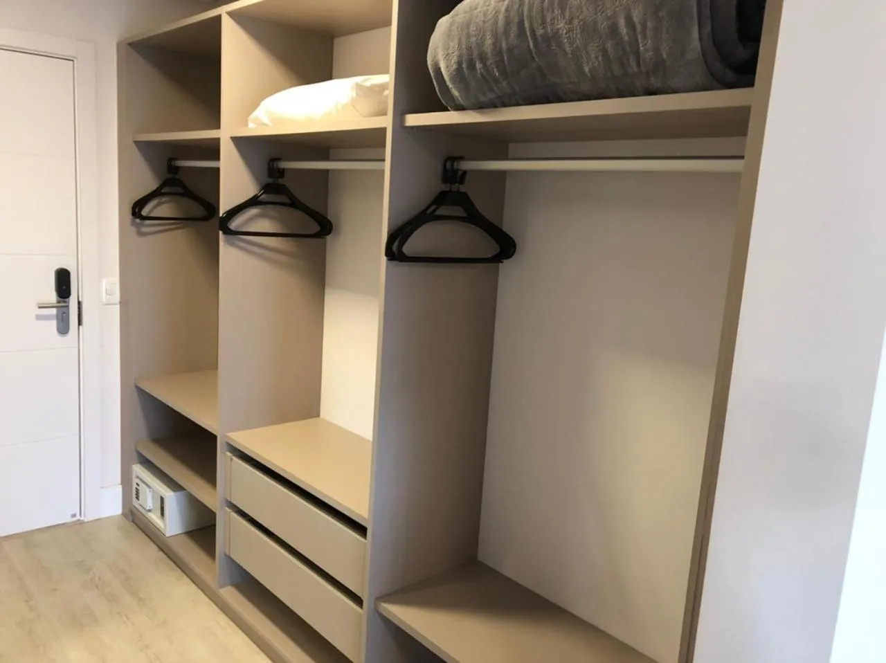 wardrobe in Letto Hotel Flores da Cunha