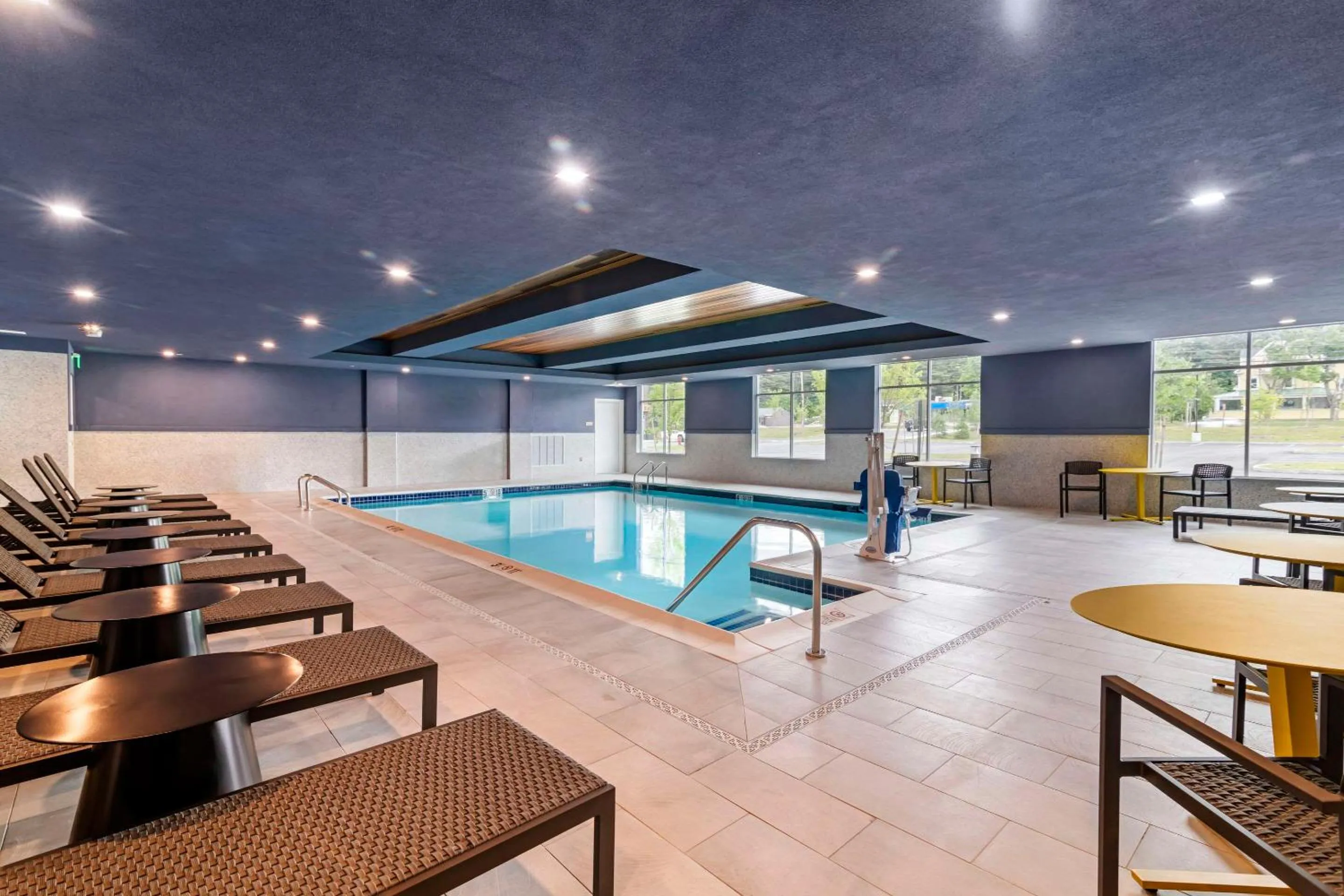 Swimming pool in Cambria Hotel North Conway