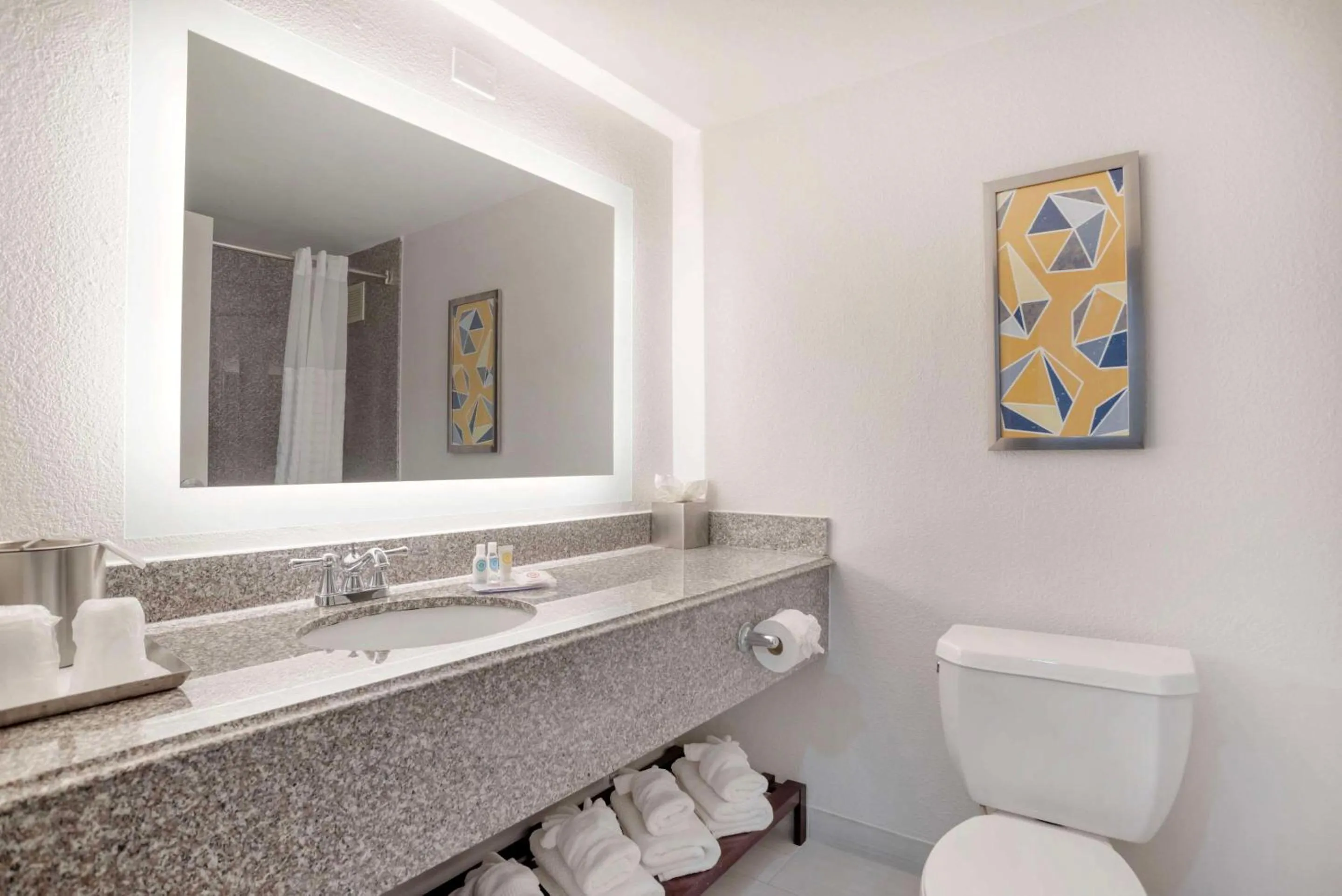 Bedroom in Comfort Inn & Suites New Orleans Airport North