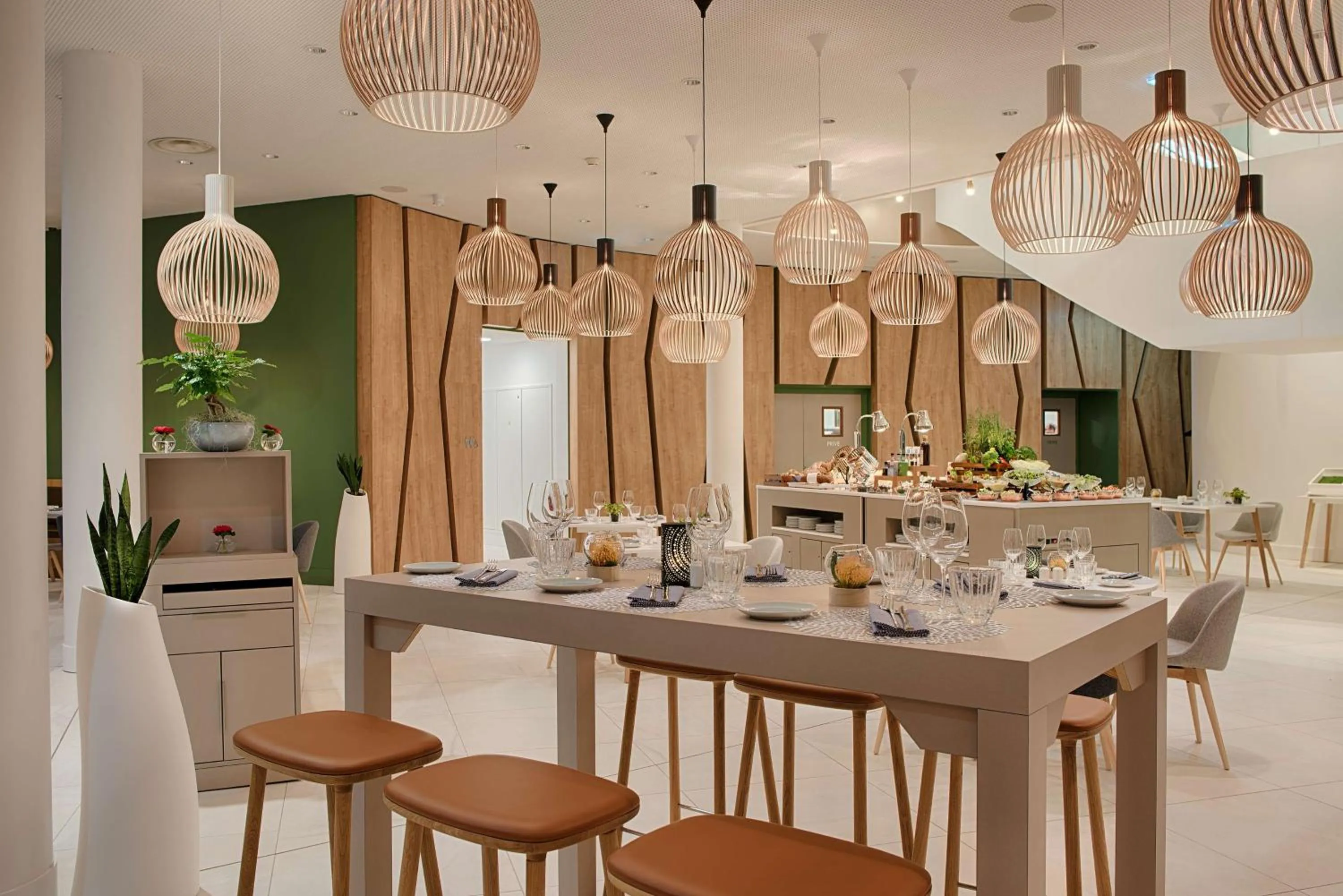 Restaurant/places to eat in NH Toulouse Airport