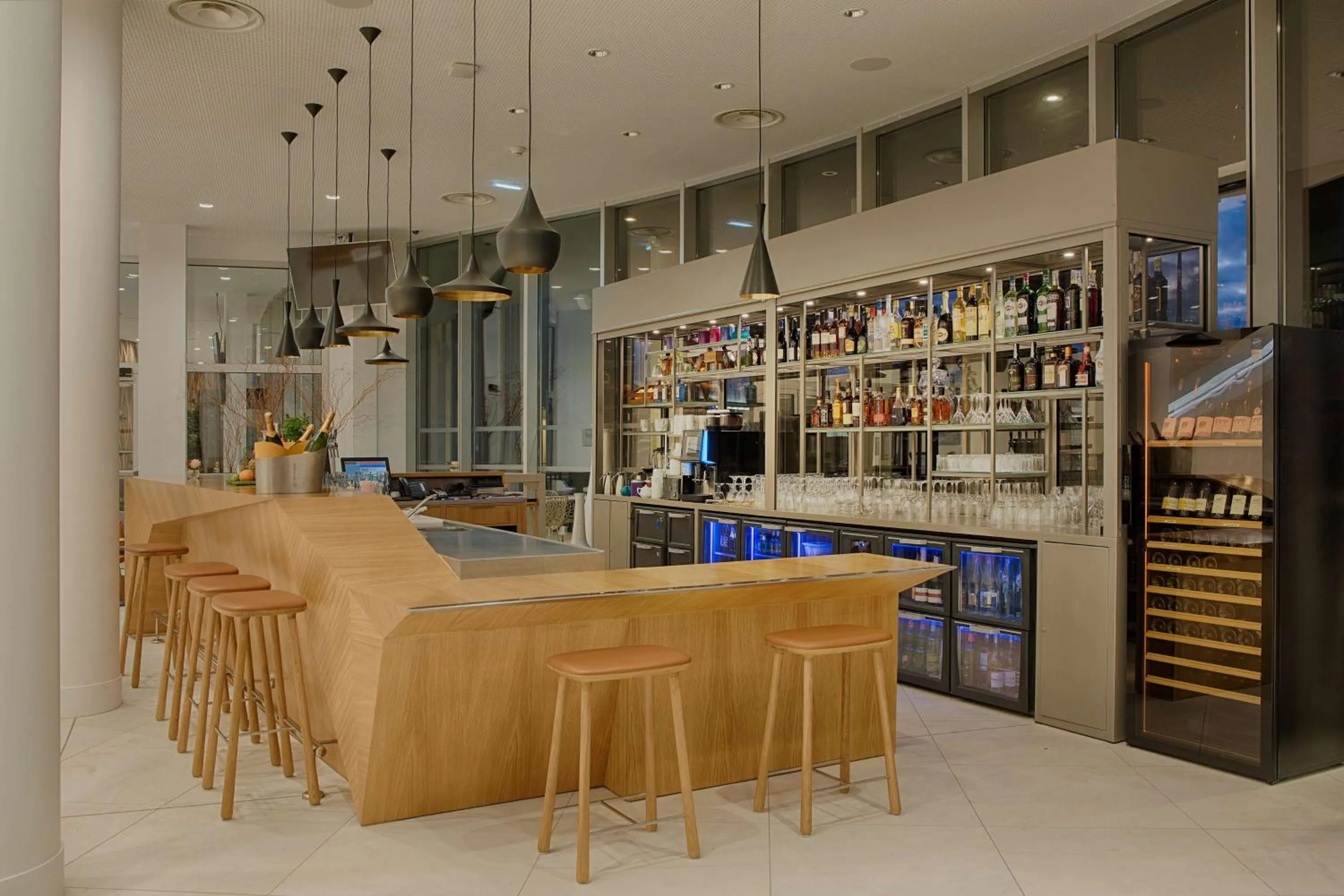 Lounge or bar in NH Toulouse Airport