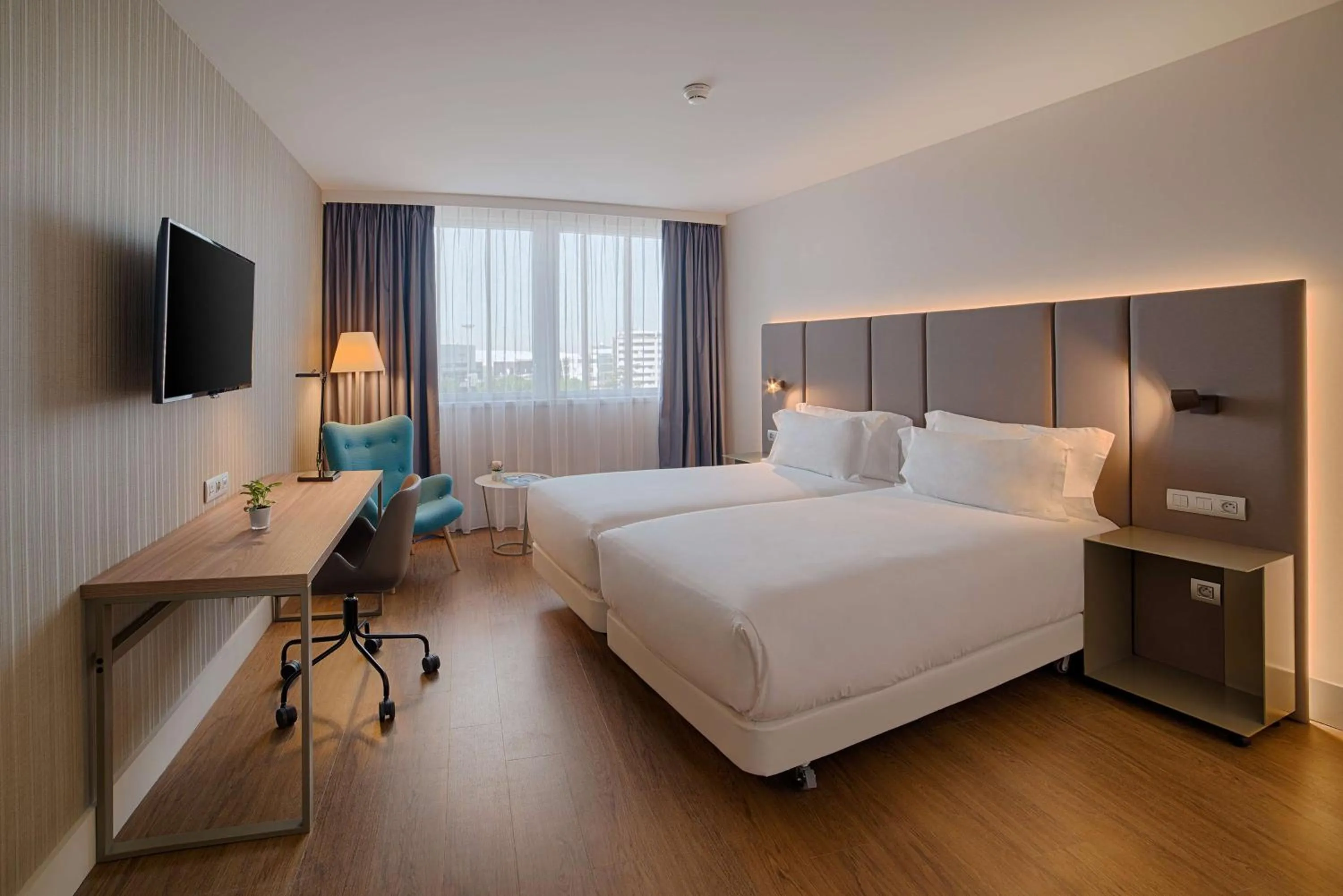 Photo of the whole room, Bed in NH Toulouse Airport