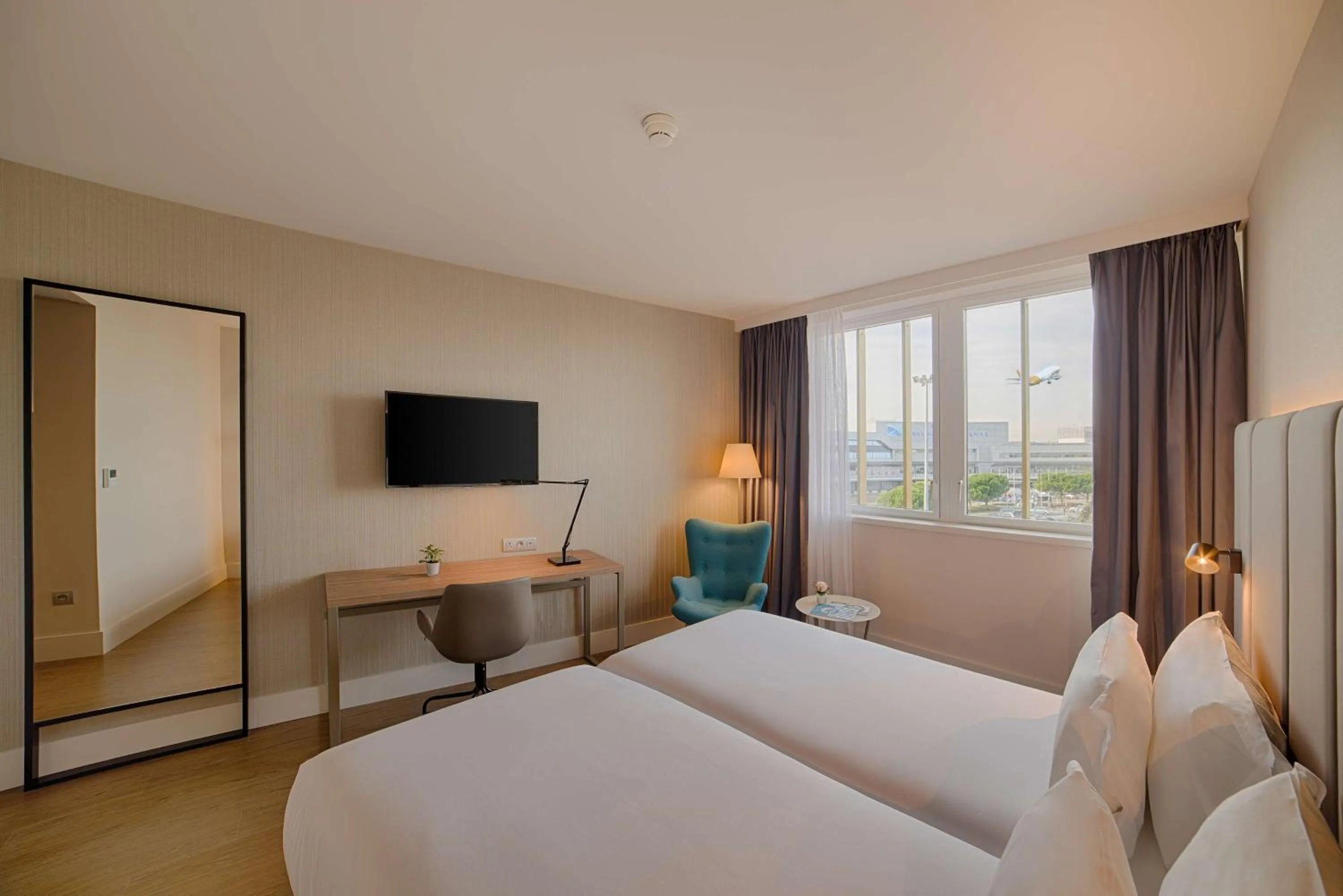 Photo of the whole room, Bed in NH Toulouse Airport