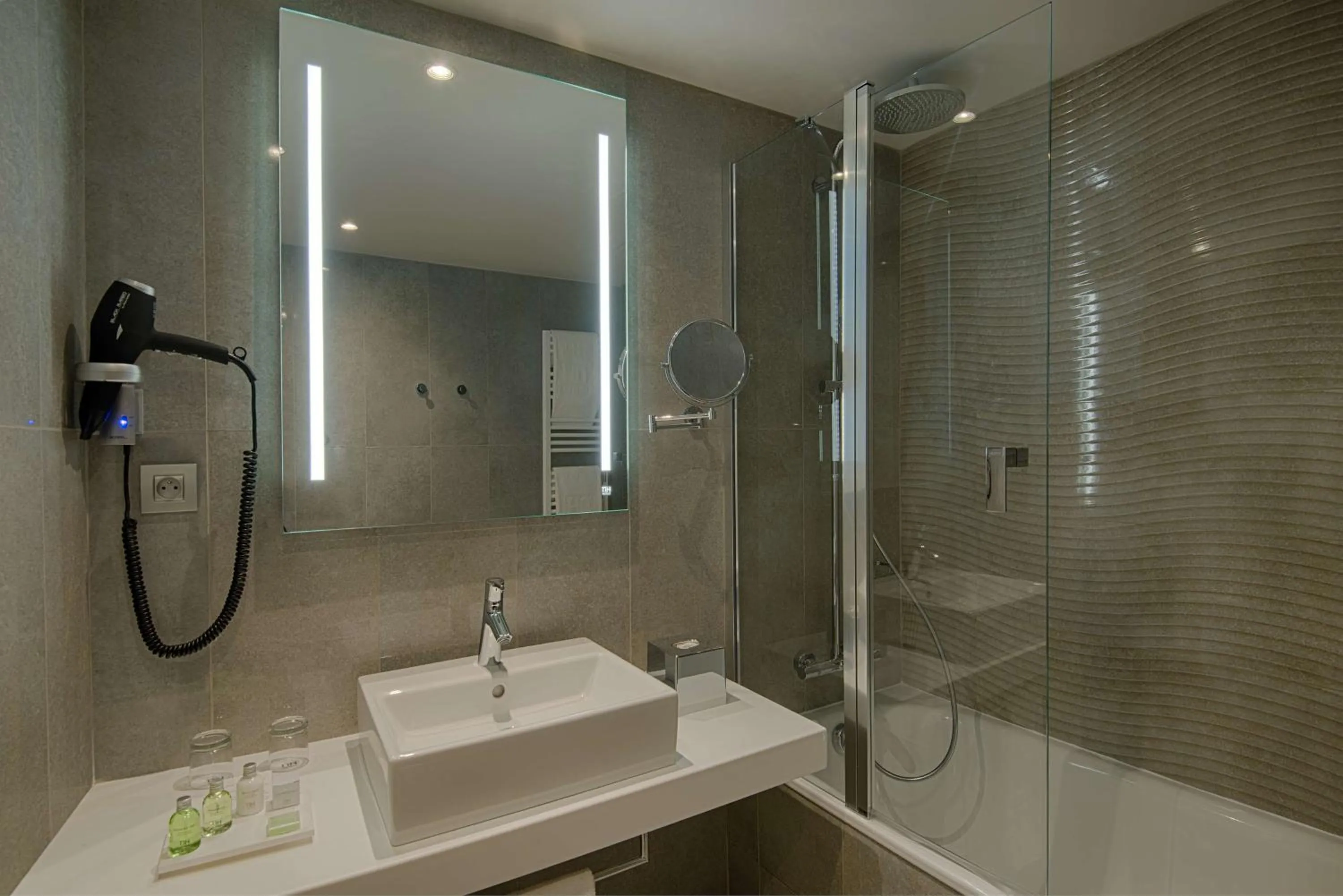 Shower in NH Toulouse Airport