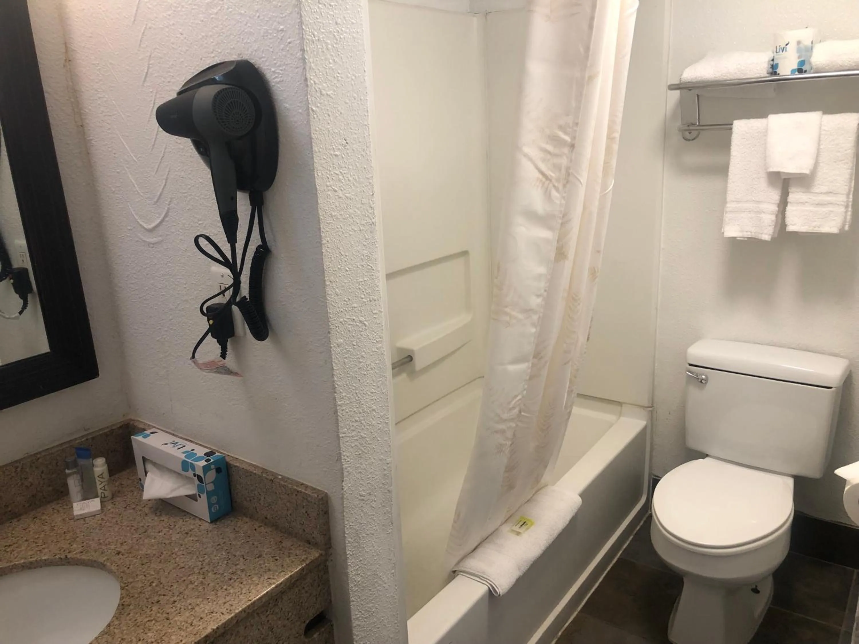 Shower in Budget Inn Denver Downtown