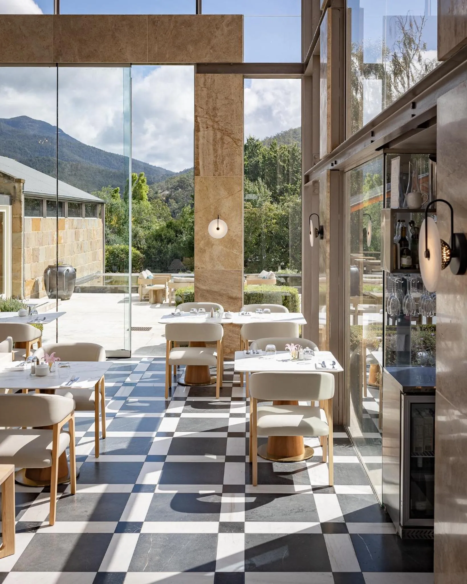 Restaurant/places to eat in Islington Hotel