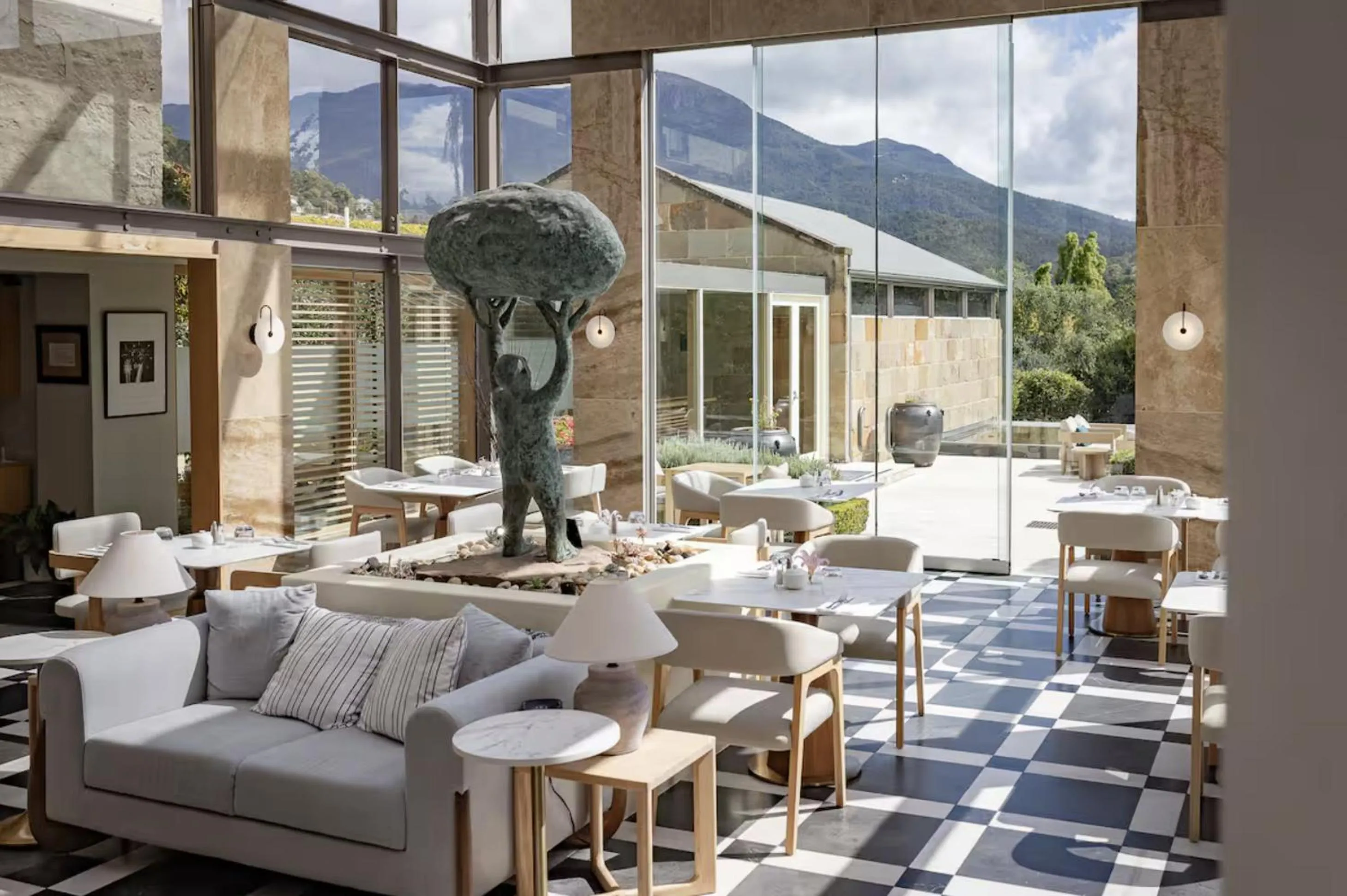 Restaurant/places to eat in Islington Hotel