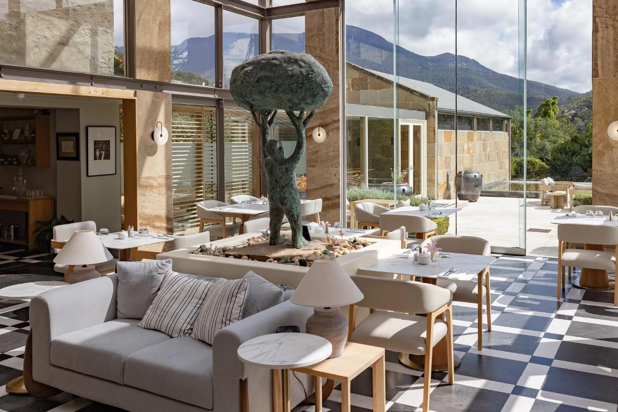 Restaurant/places to eat in Islington Hotel