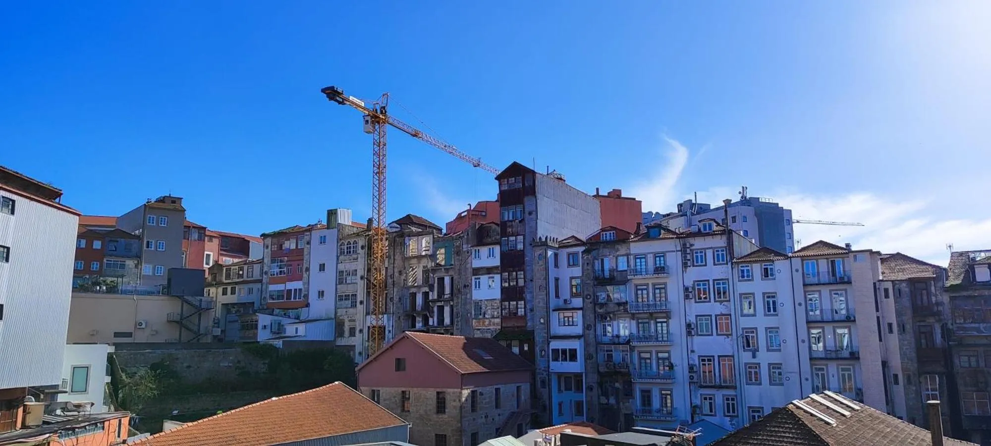 Quiet street view in The Gate Porto