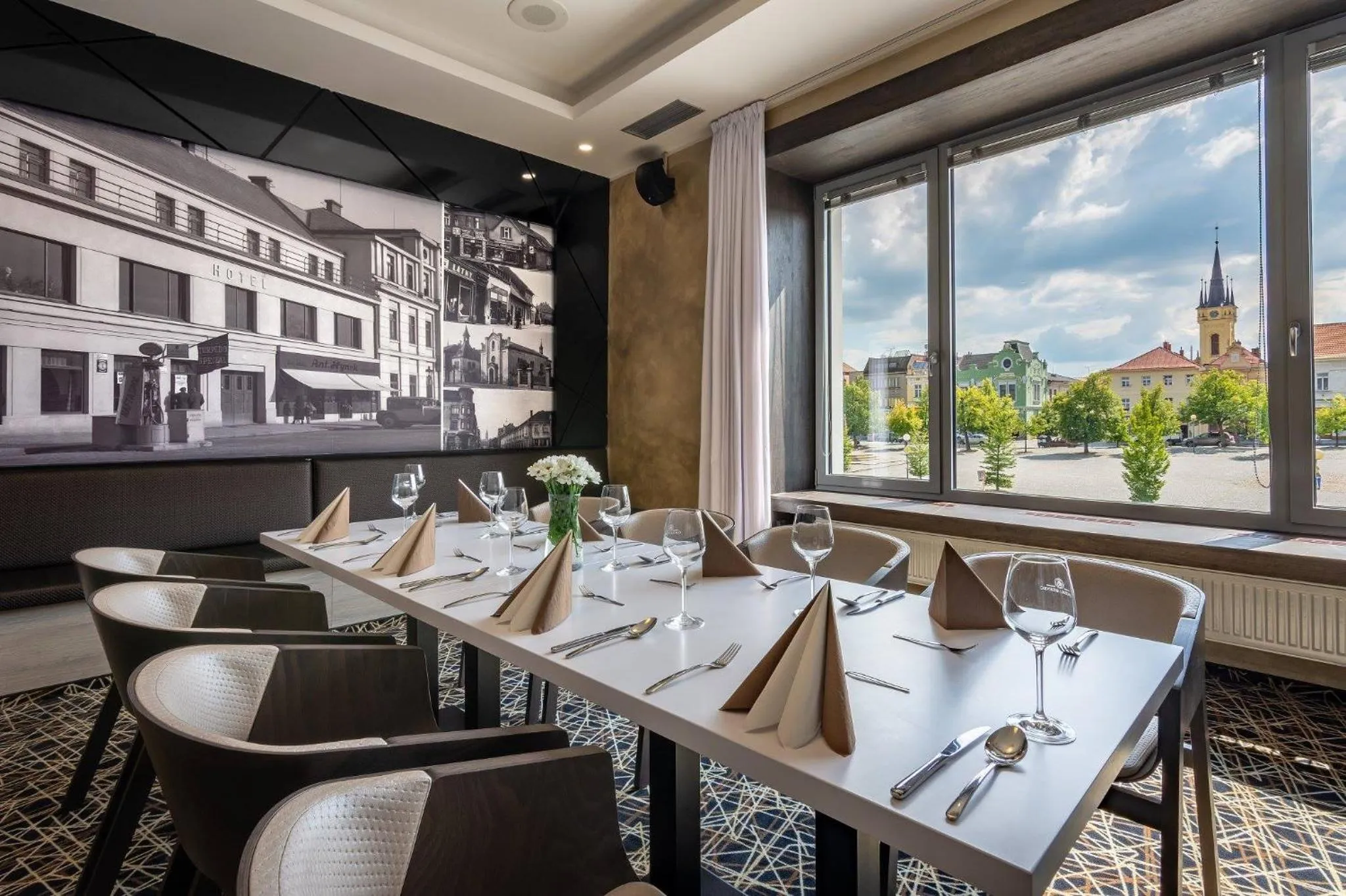 Restaurant/places to eat in Hotel Grand