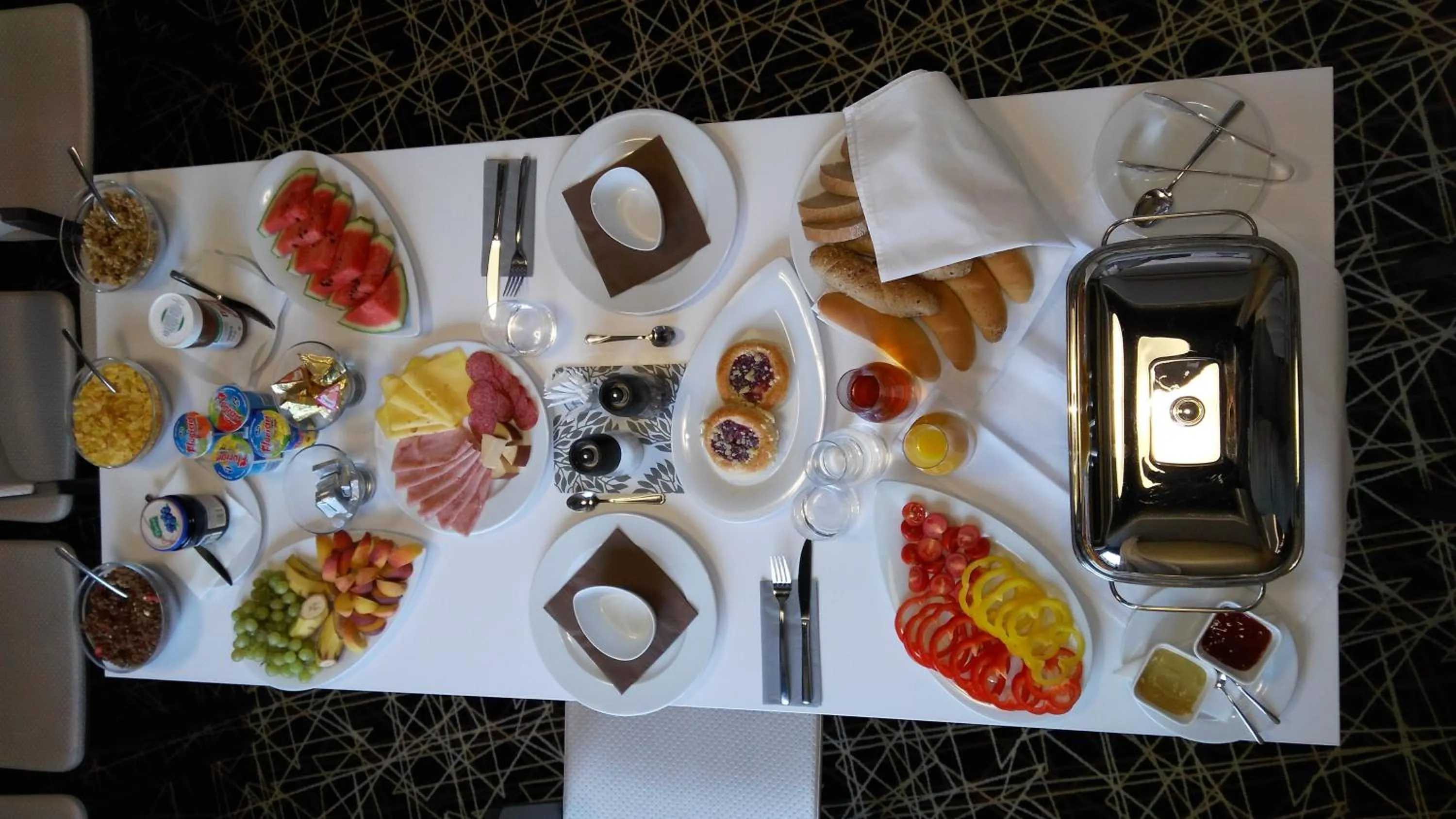 Restaurant/places to eat in Hotel Grand