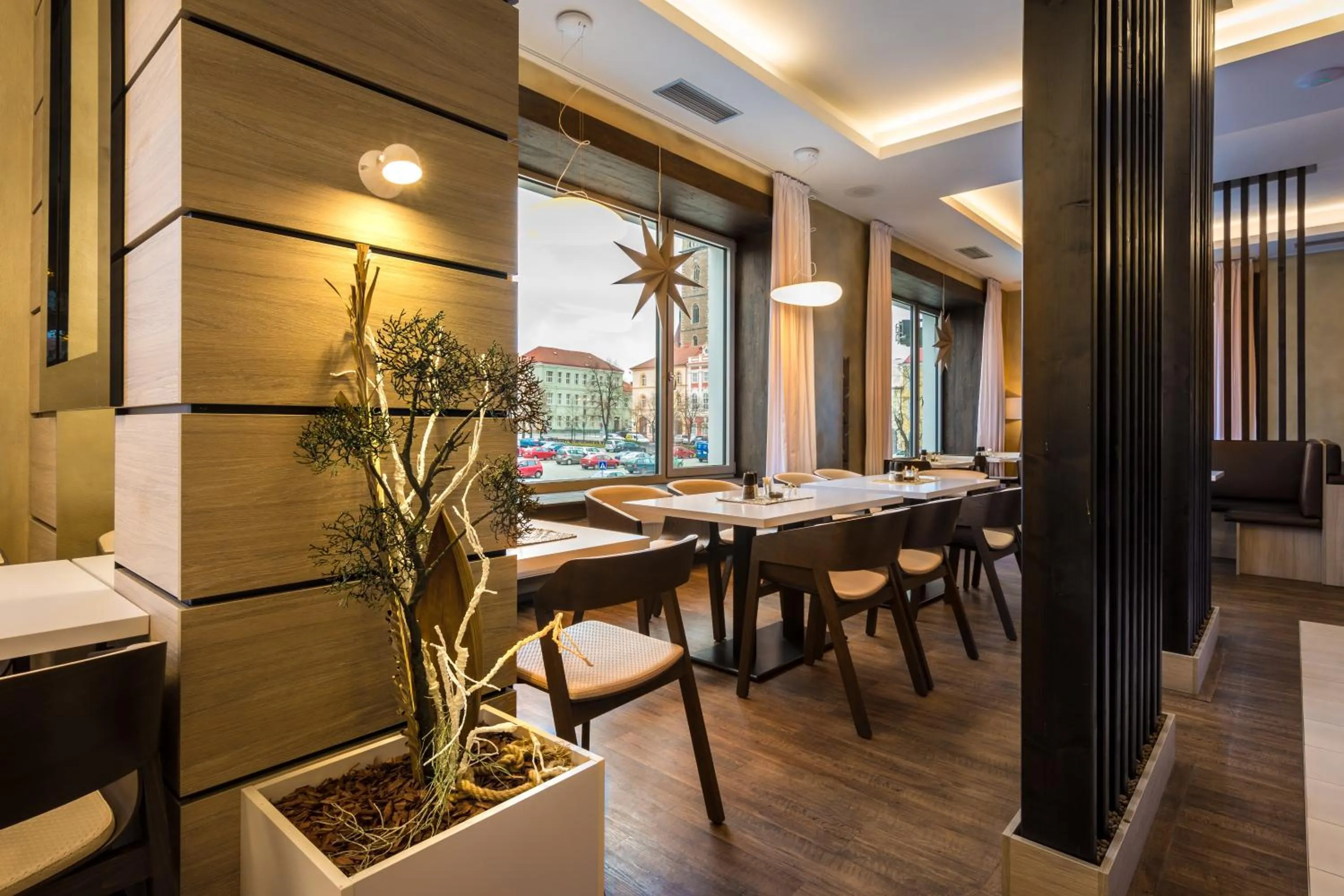 Restaurant/places to eat in Hotel Grand