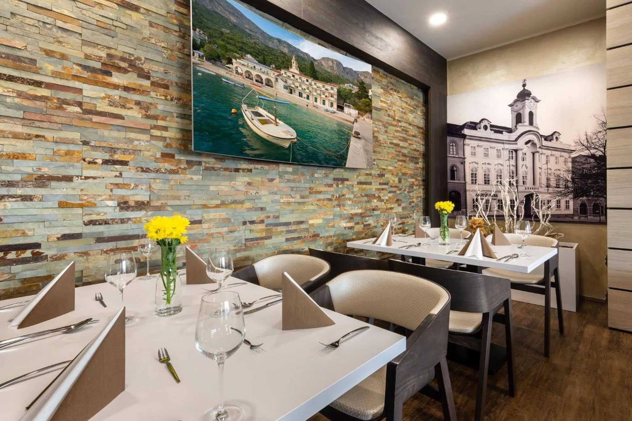 Restaurant/places to eat in Hotel Grand