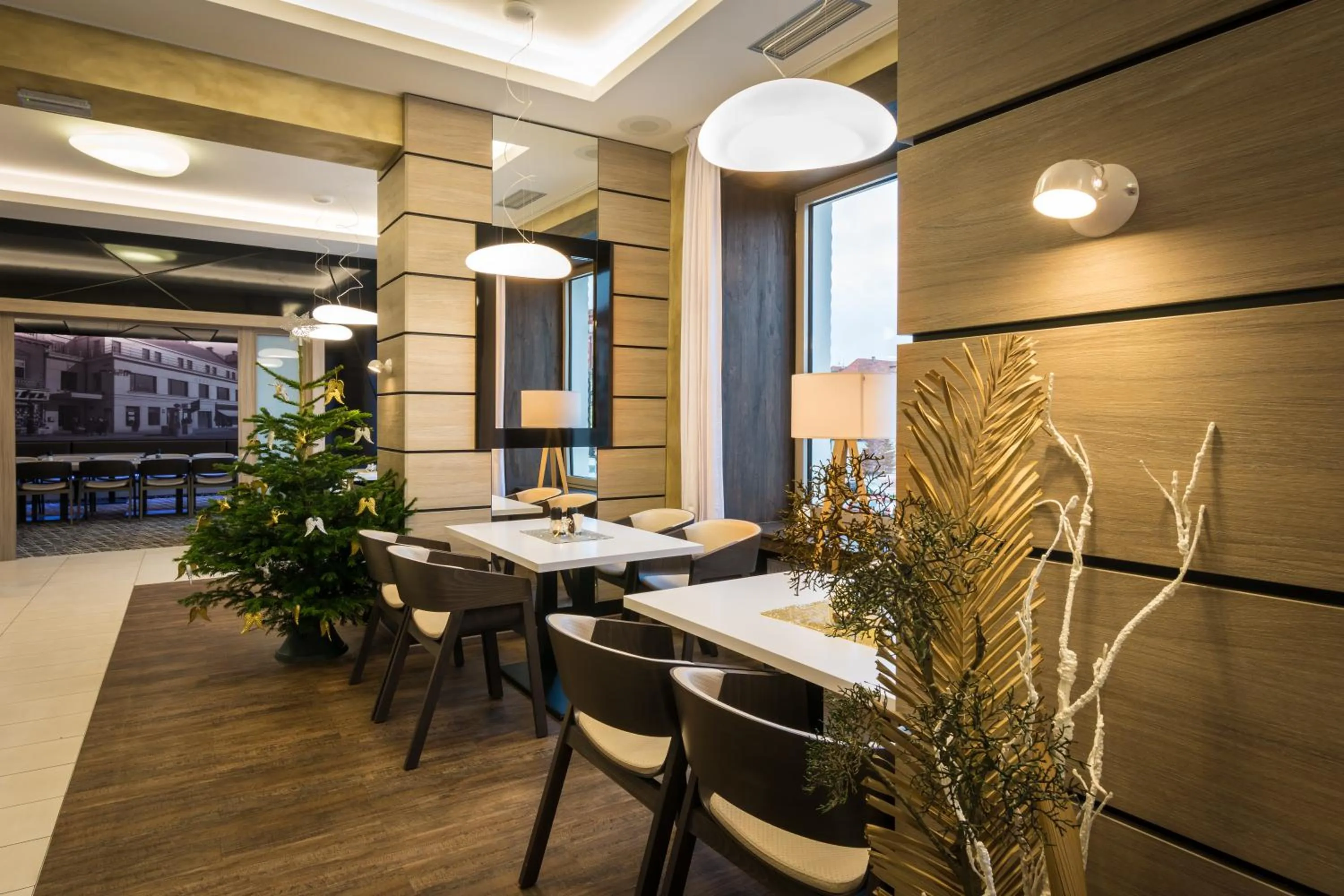 Restaurant/places to eat in Hotel Grand