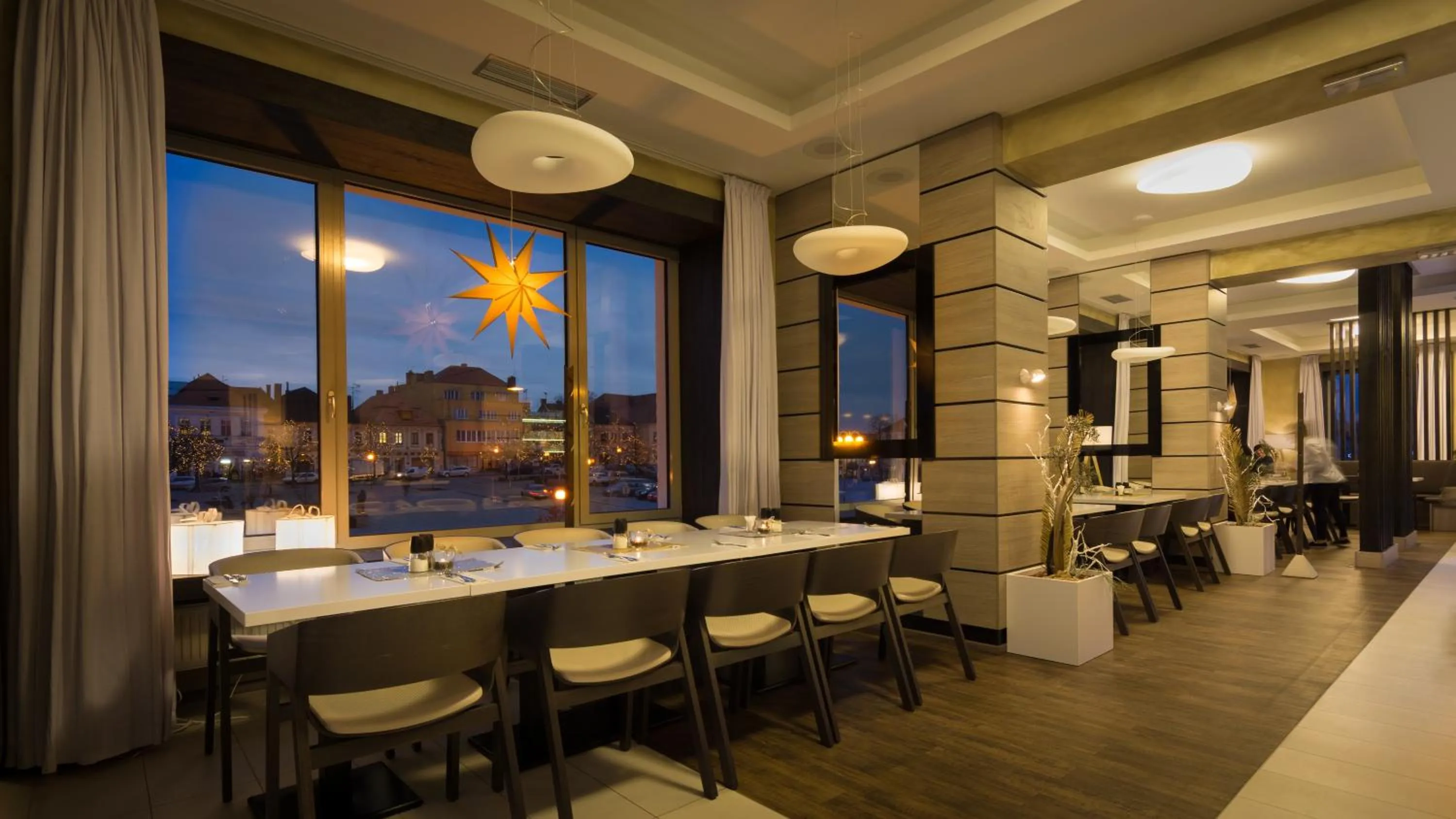 Restaurant/places to eat in Hotel Grand