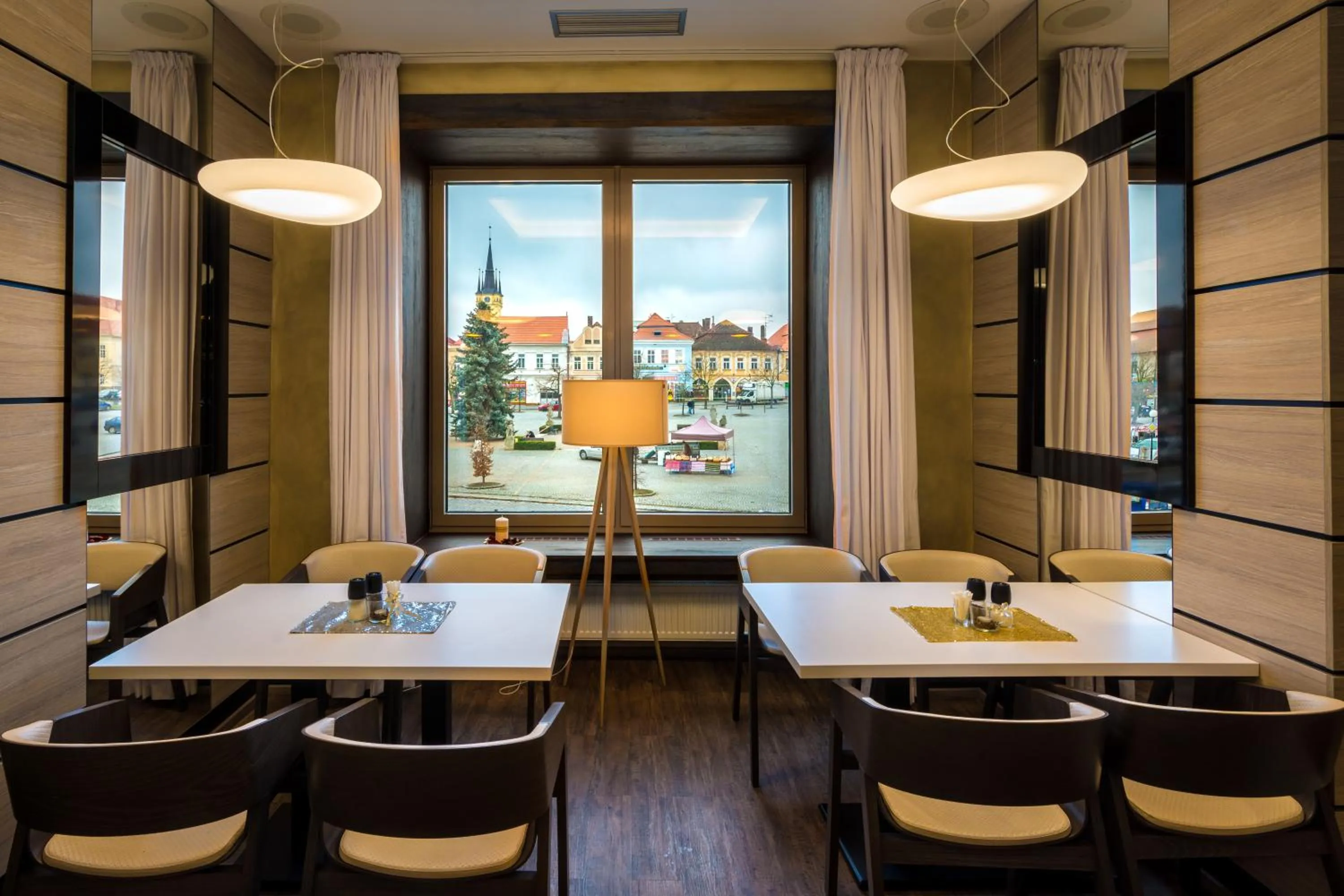 Restaurant/places to eat in Hotel Grand