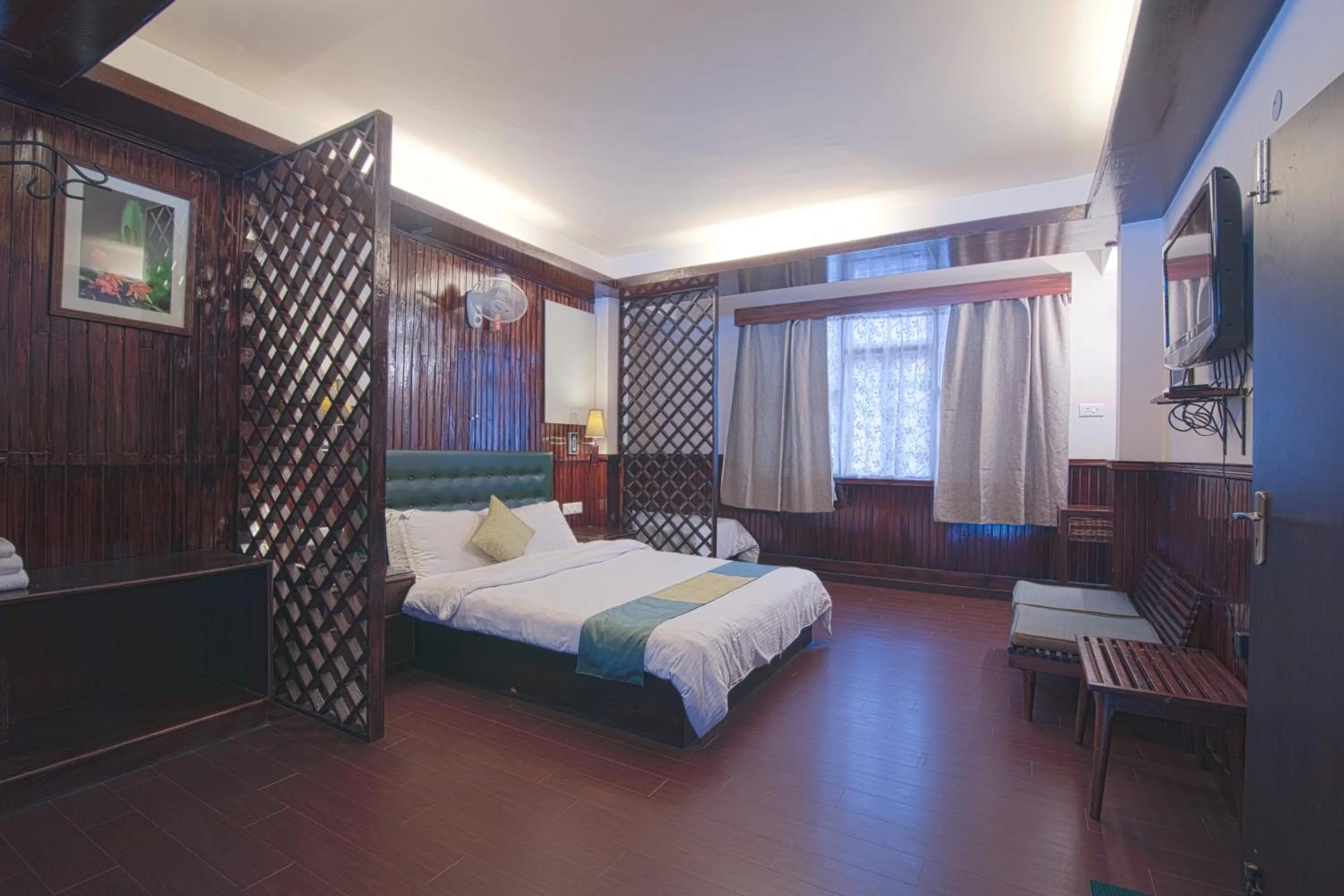 Communal lounge/ TV room, Bed in The Nettle and Fern Hotel Gangtok