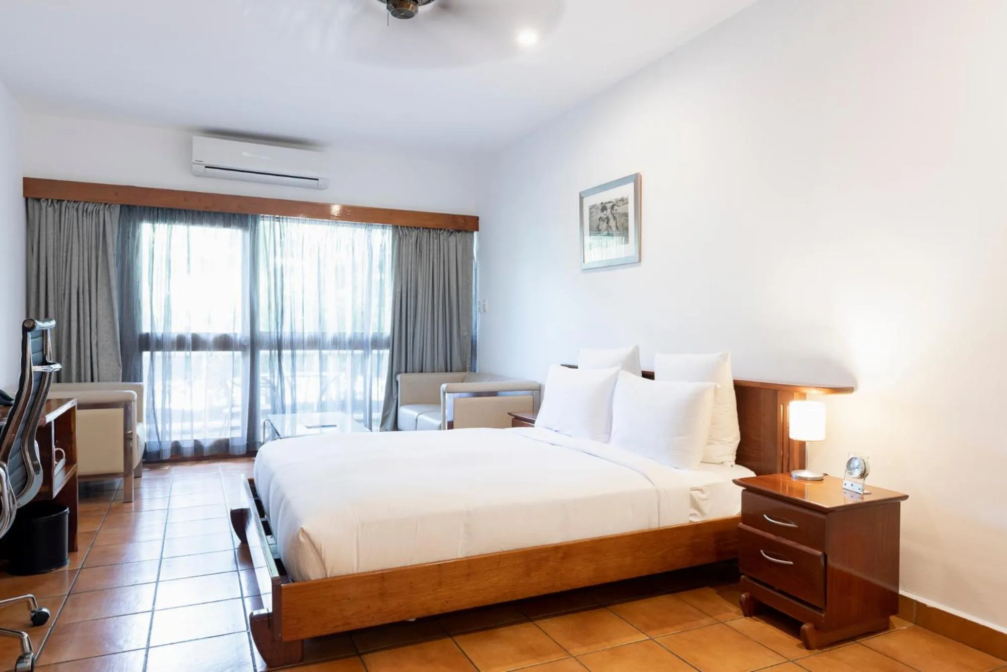 Bed in Airways Hotel