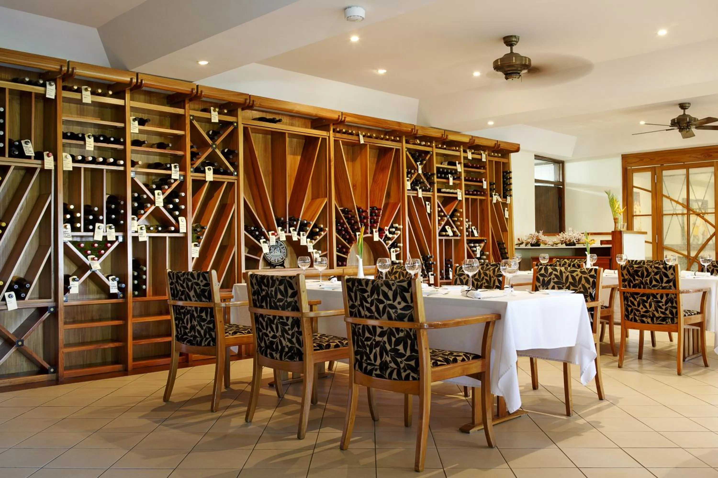 Restaurant/places to eat in Airways Hotel