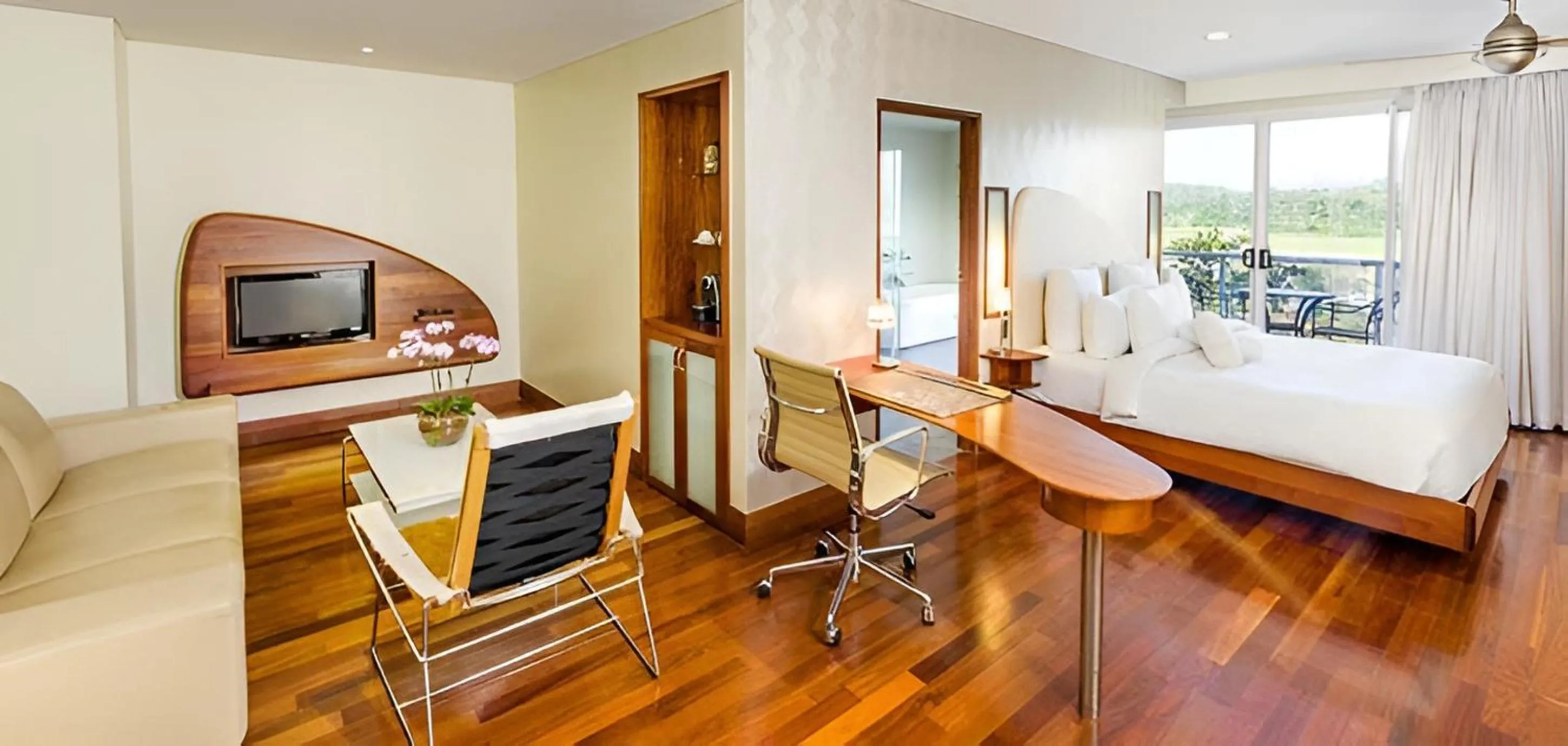 Photo of the whole room, Bed in Airways Hotel