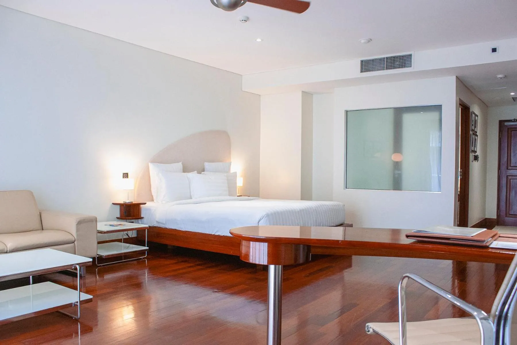 Bedroom, Bed in Airways Hotel