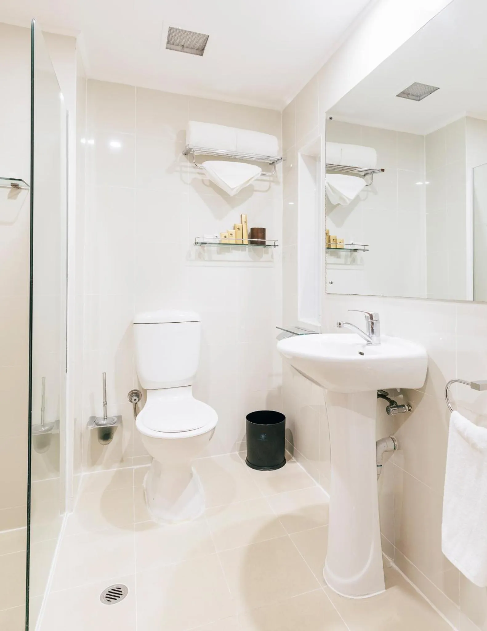 Shower in Airways Hotel