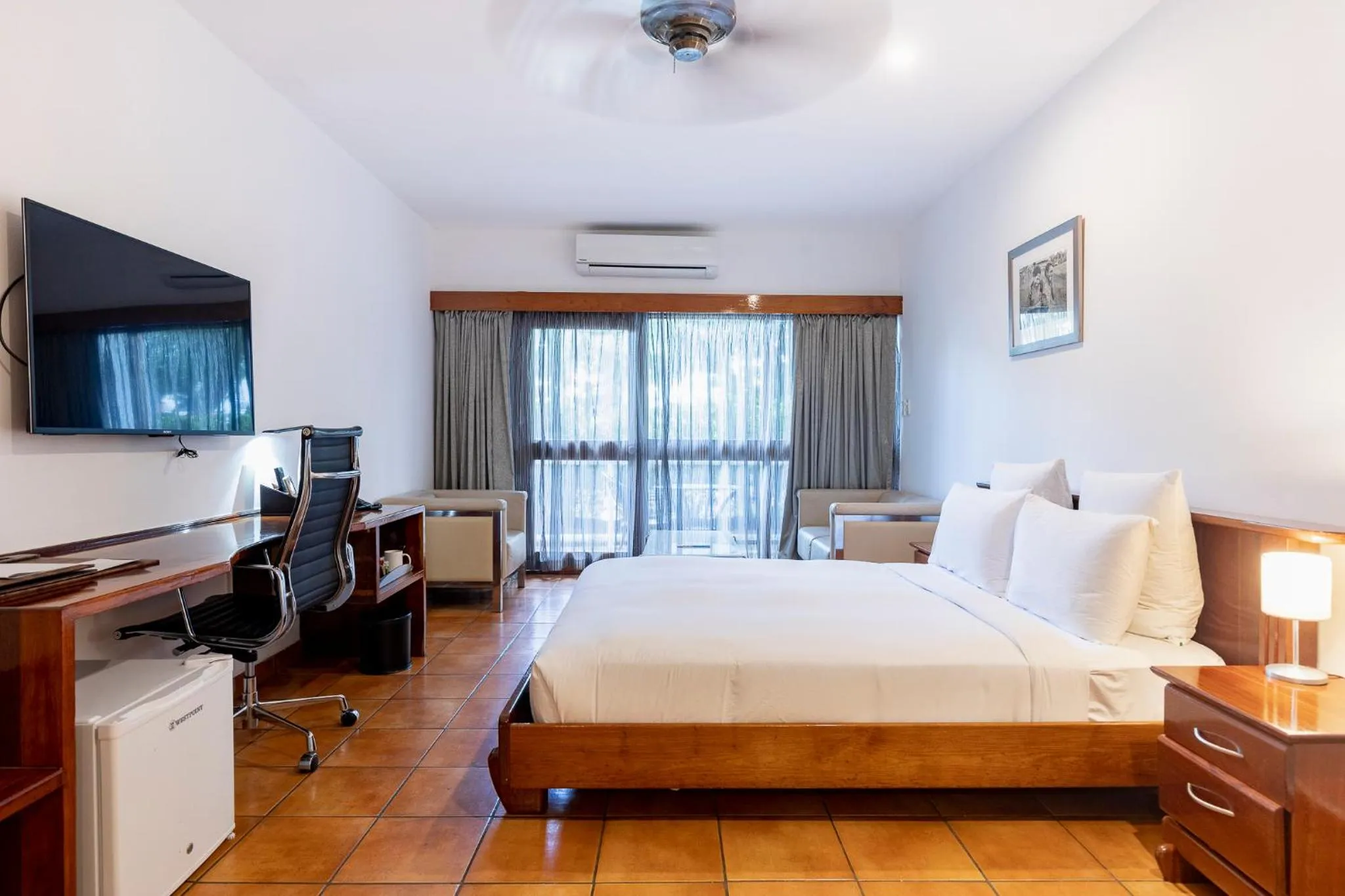 Photo of the whole room, Bed in Airways Hotel