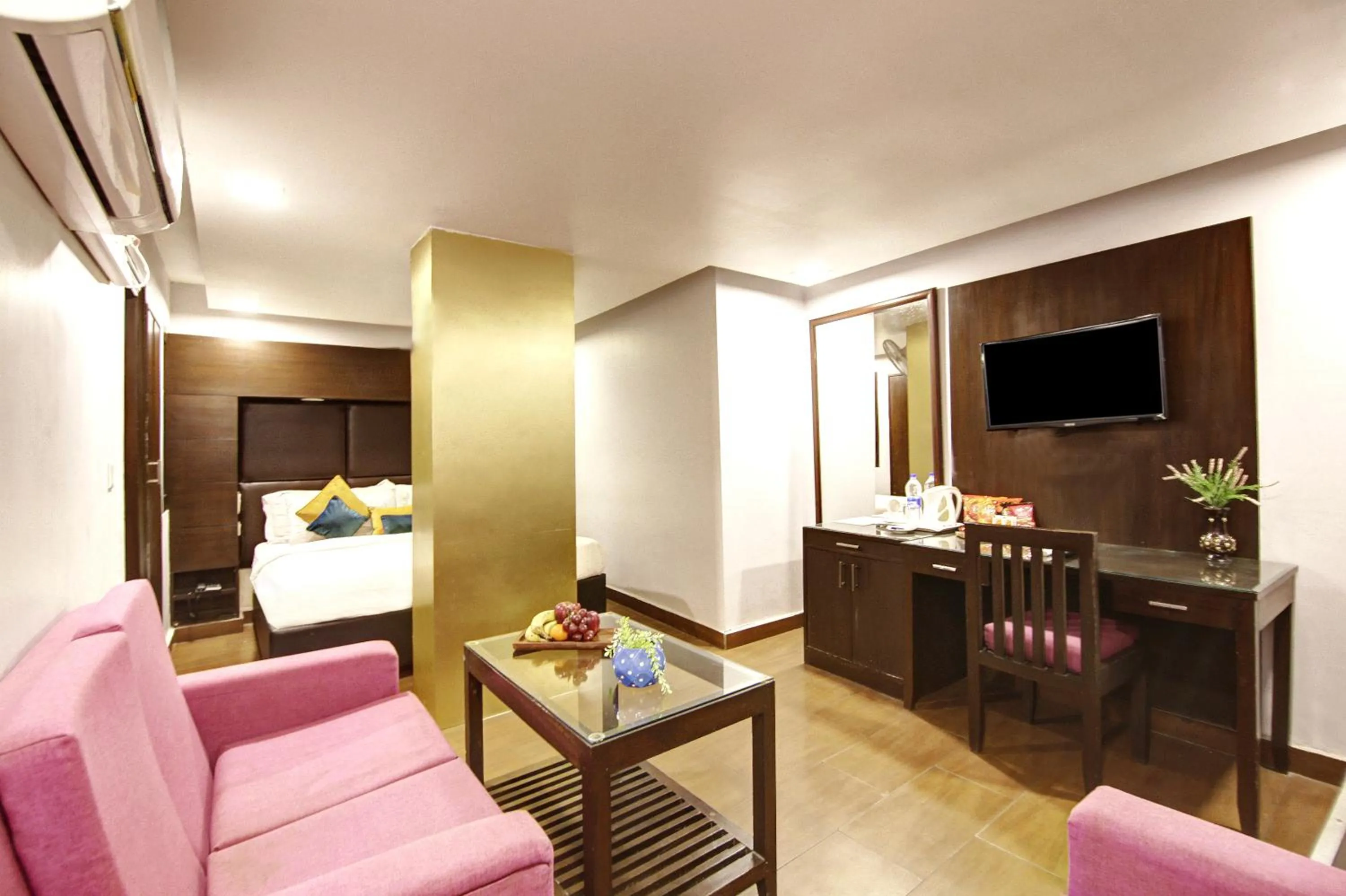 Communal lounge/ TV room, Bed in Hotel BB Palace (A Family Hotel)