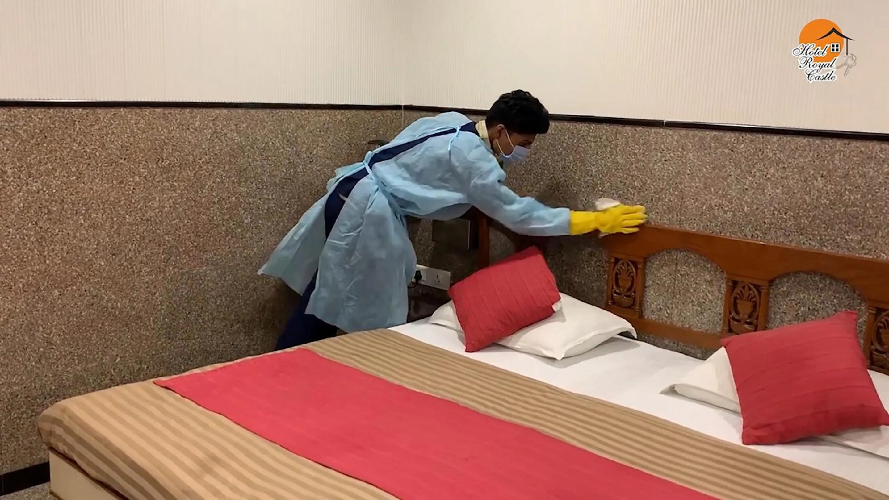 room service, Bed in Hotel Royal Castle