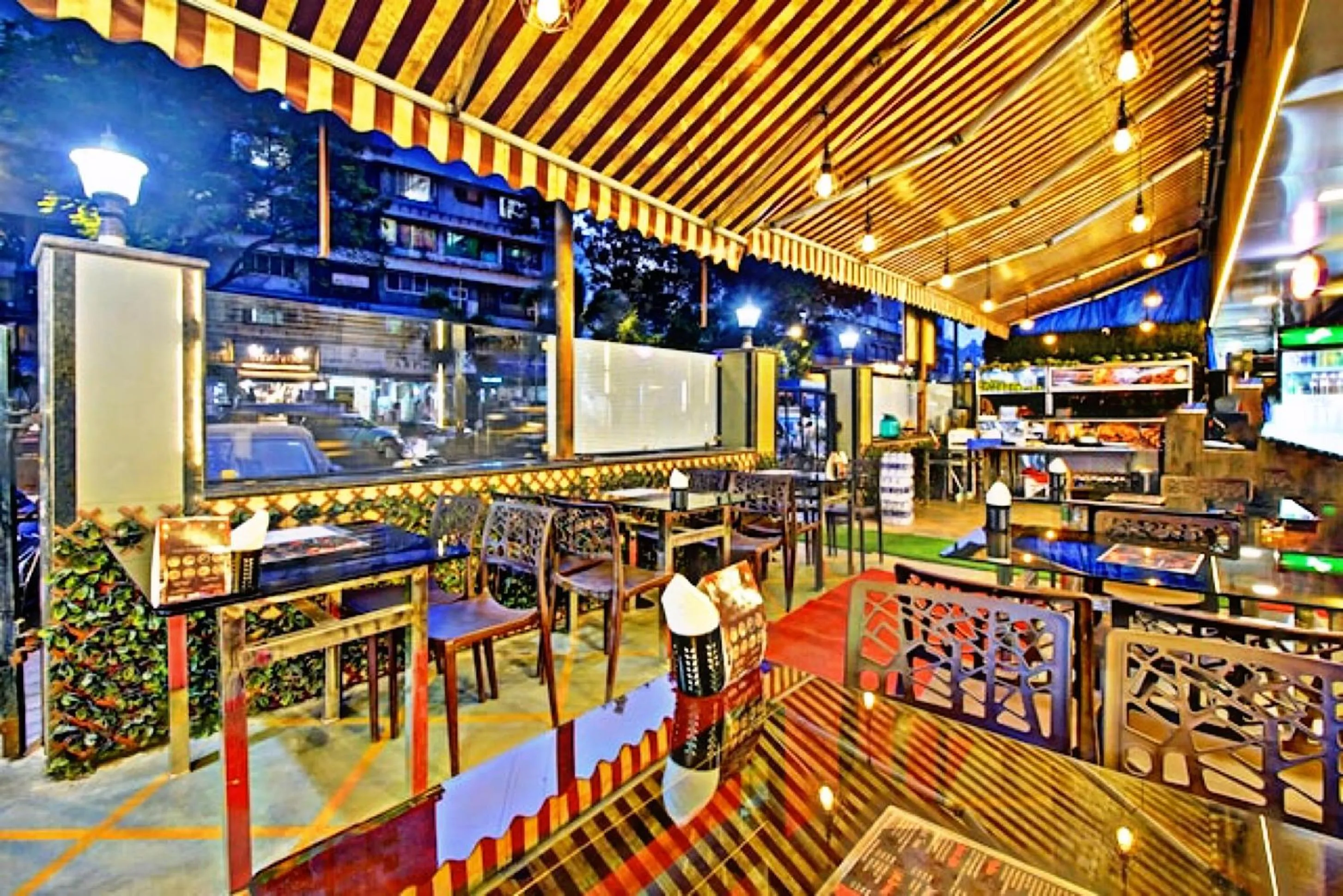 Restaurant/places to eat in Hotel Mina International