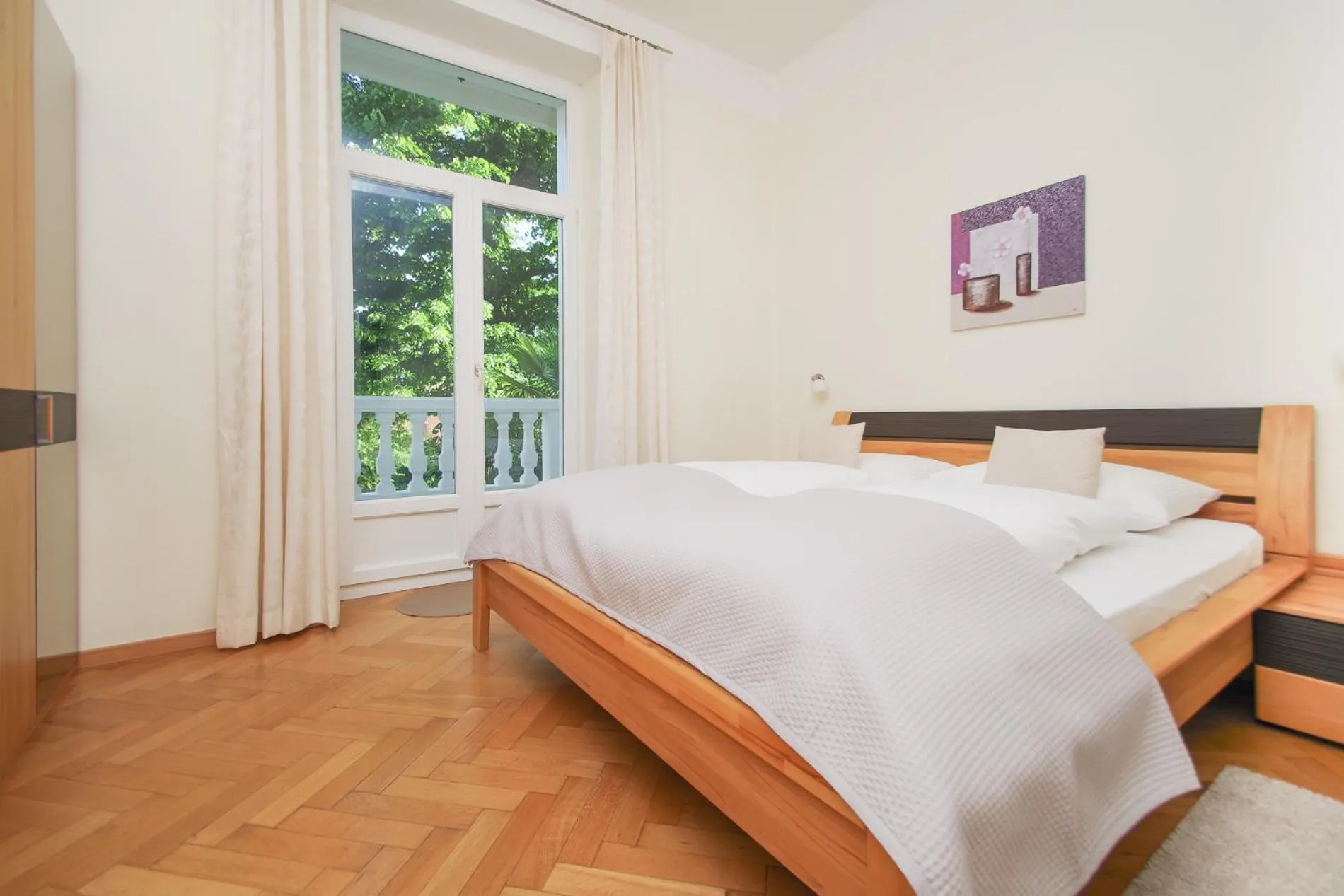 Bed in Residence Diana