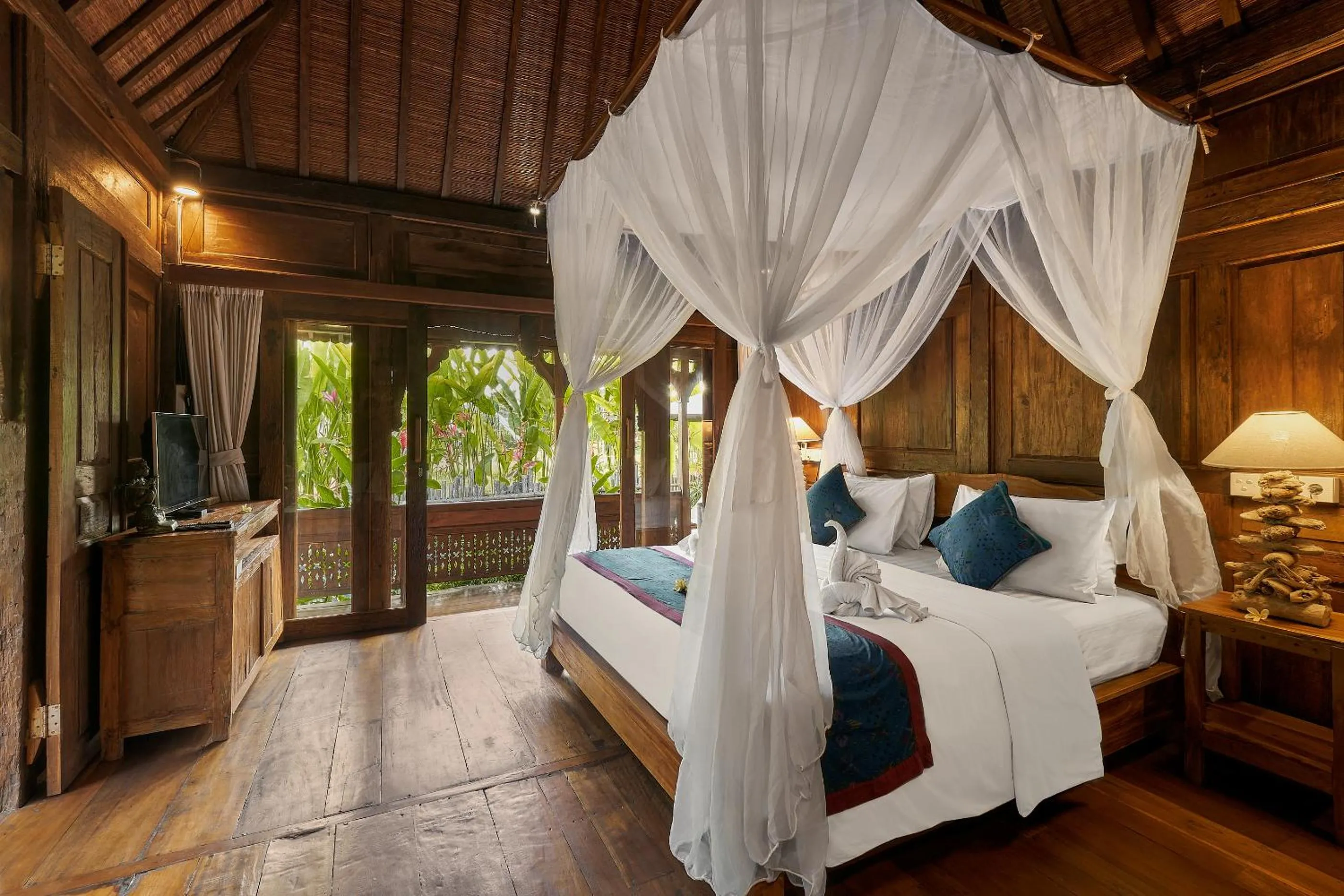 Bed in Kawan Antique Ubud Villa