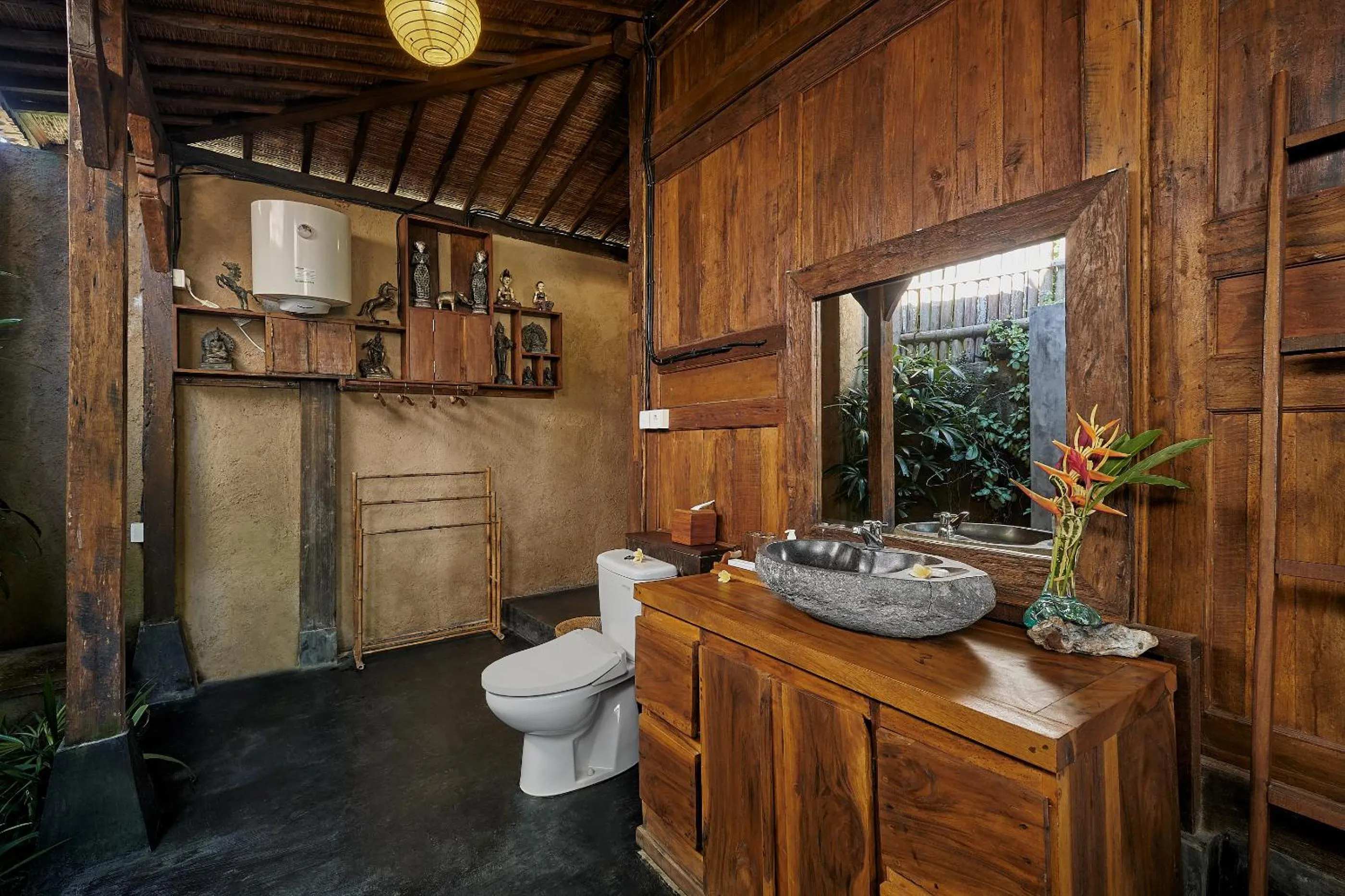 Toilet in Kawan Antique Ubud Villa