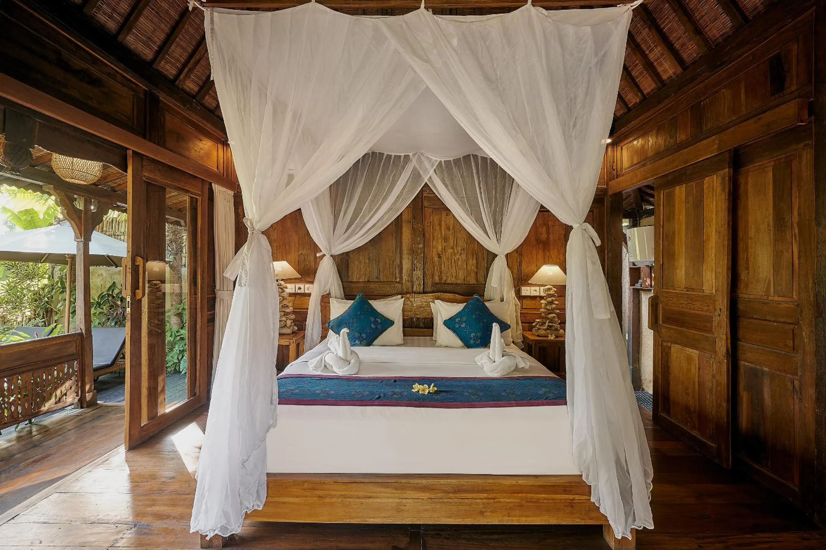 Bed in Kawan Antique Ubud Villa