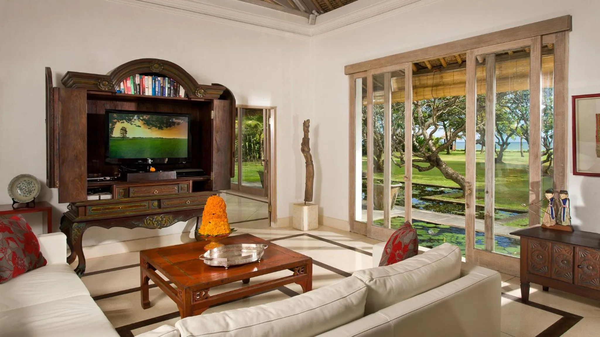 Communal lounge/ TV room in Villa Atas Ombak