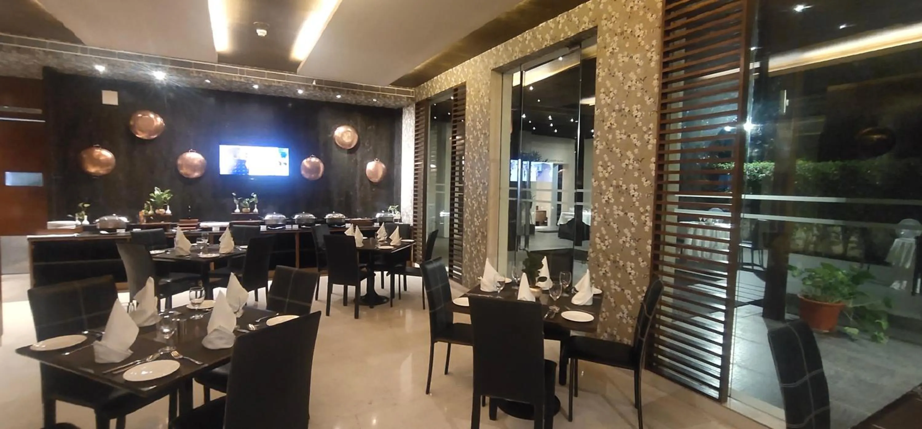 Restaurant/places to eat in Udman Hotel Panchshila Park