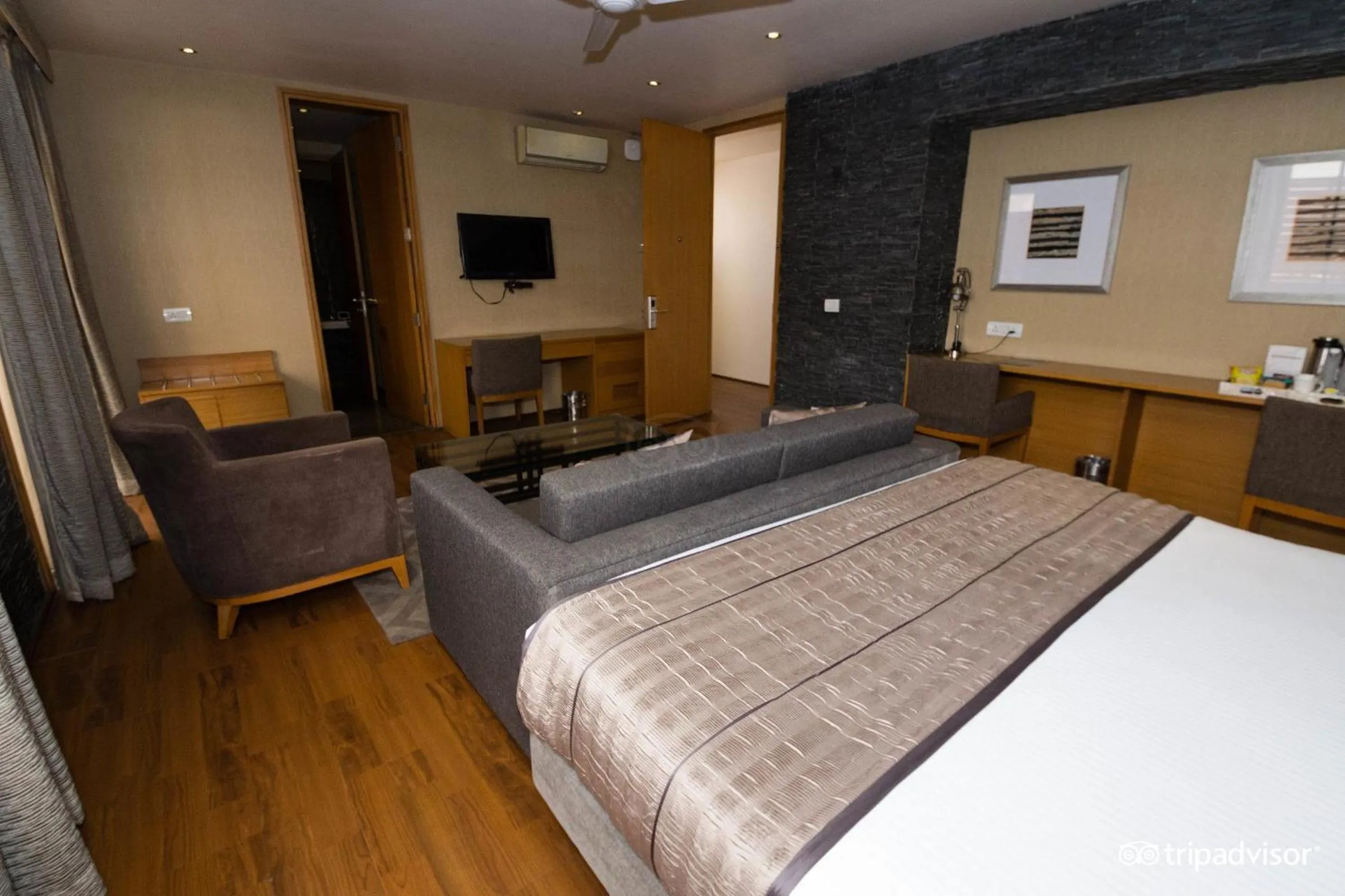 Living room, Bed in Udman Hotel Panchshila Park