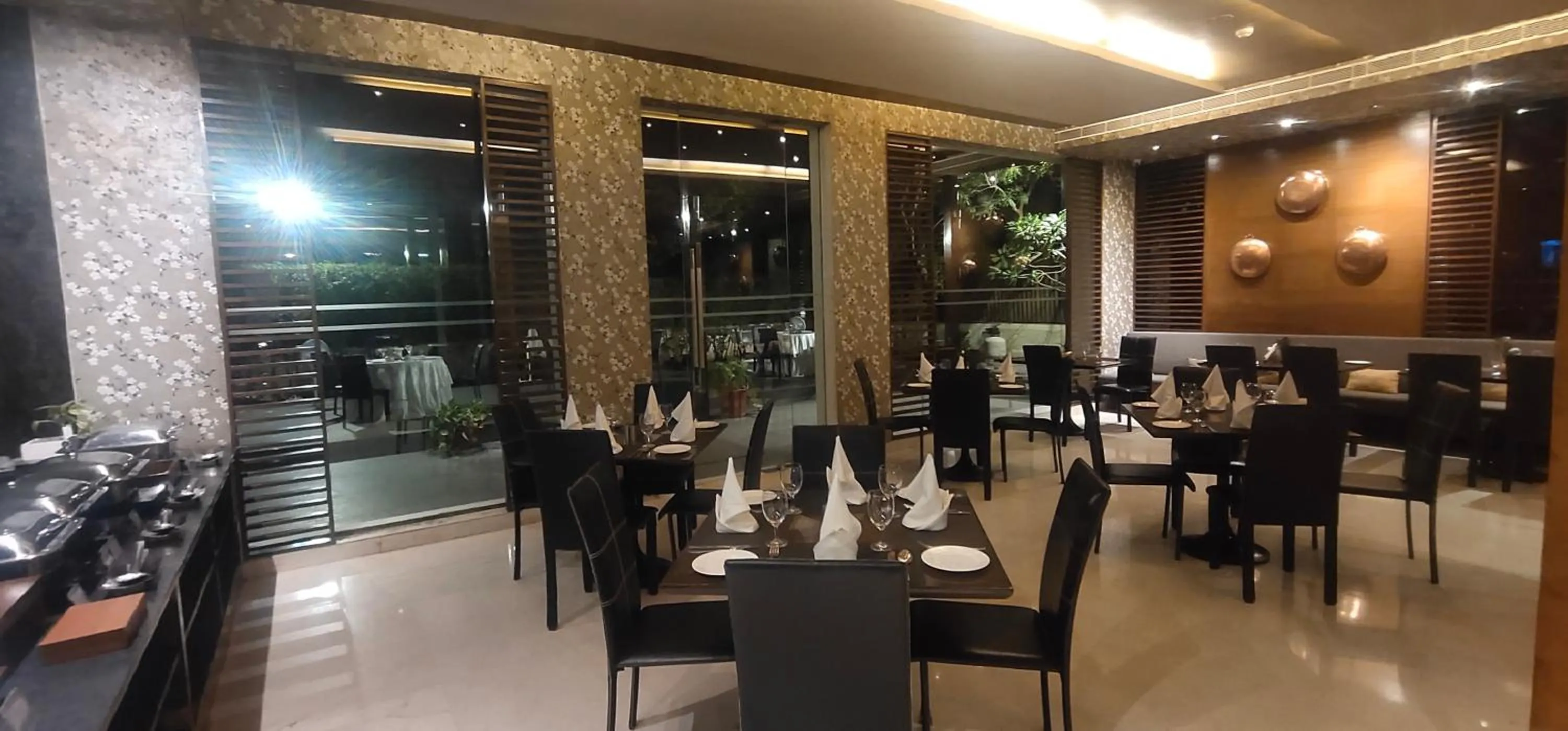 Restaurant/places to eat in Udman Hotel Panchshila Park