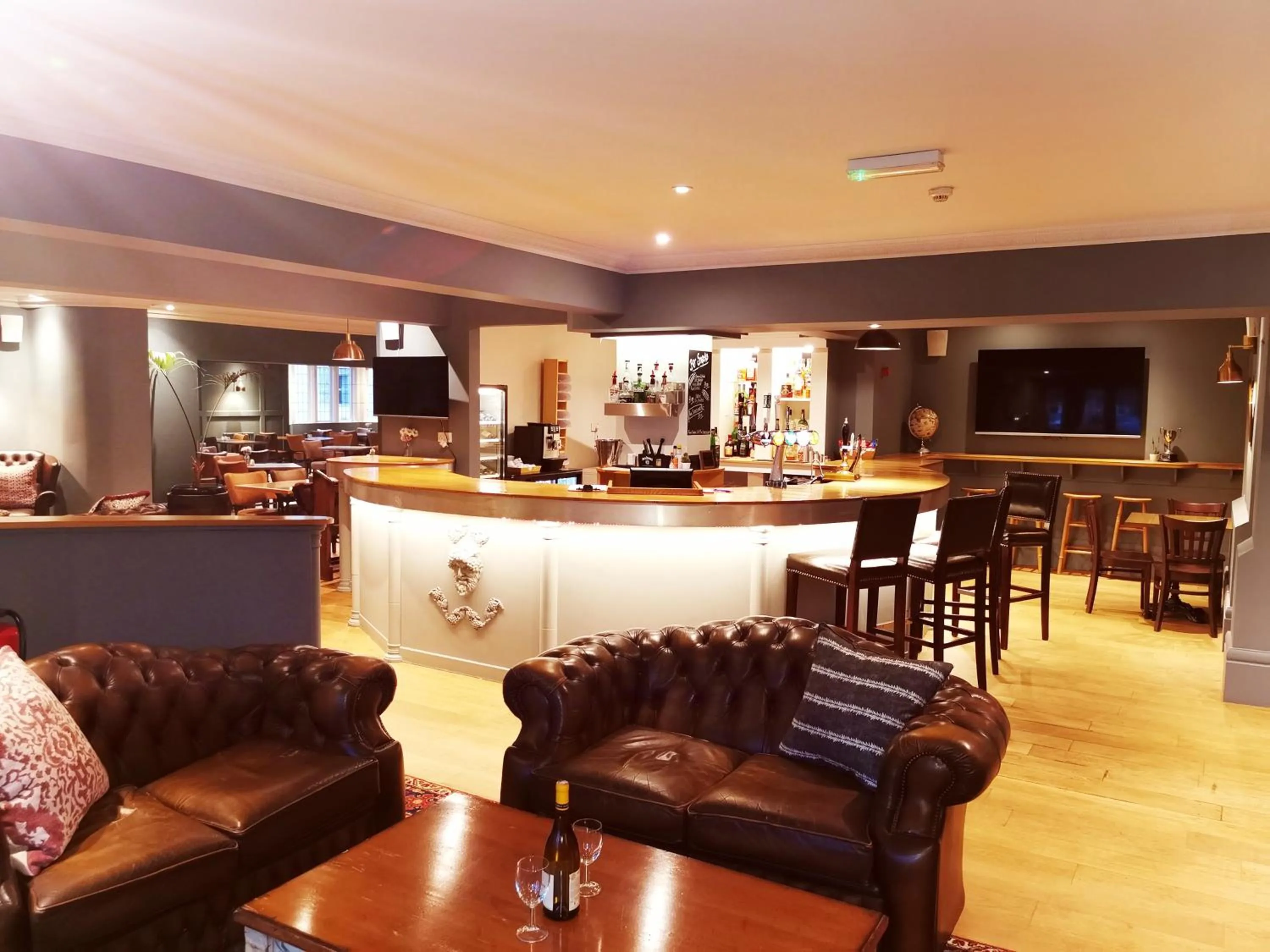 Communal lounge/ TV room in The Vines Hotel