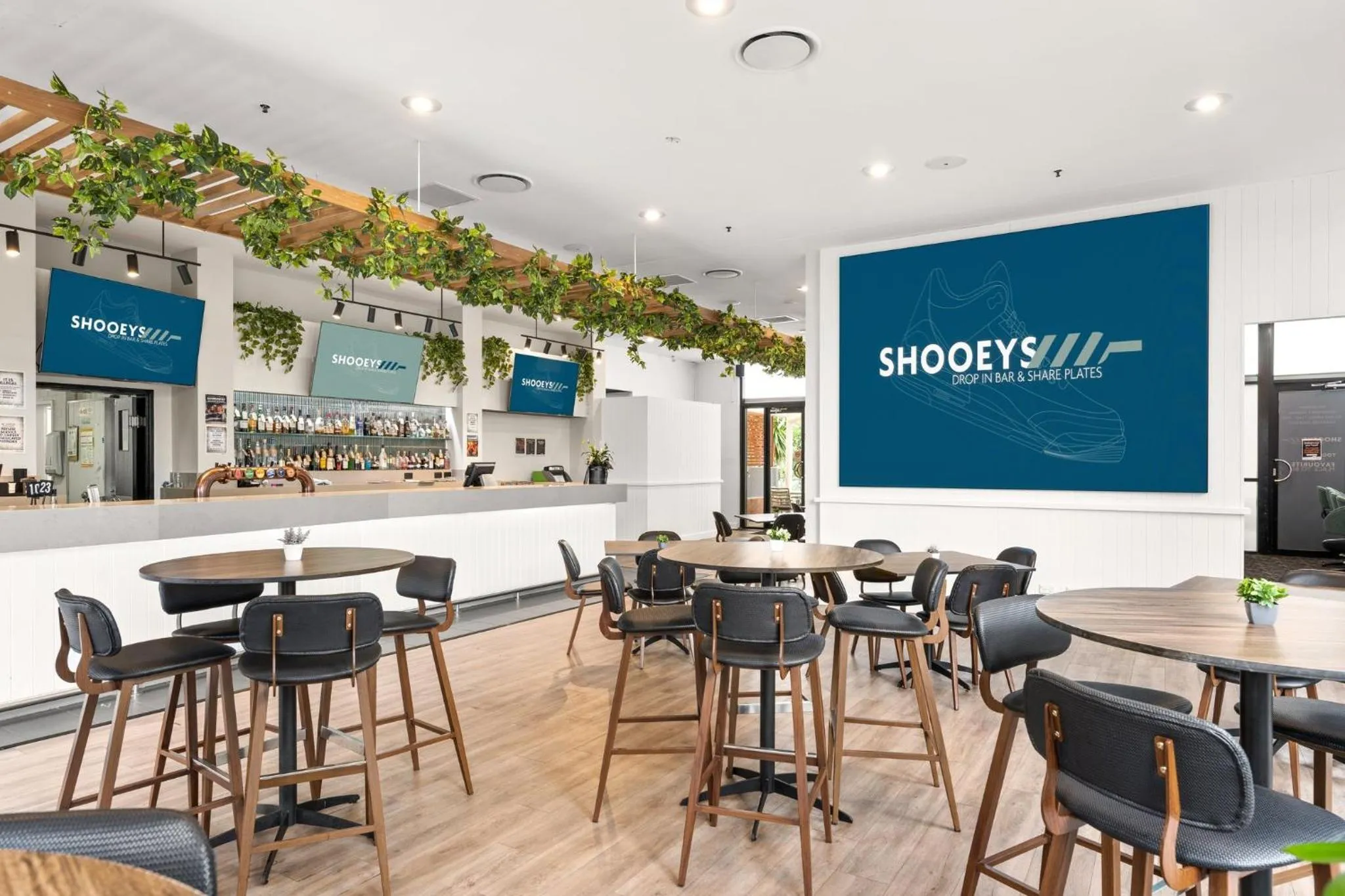 Lounge or bar in Crowne Plaza Surfers Paradise by IHG