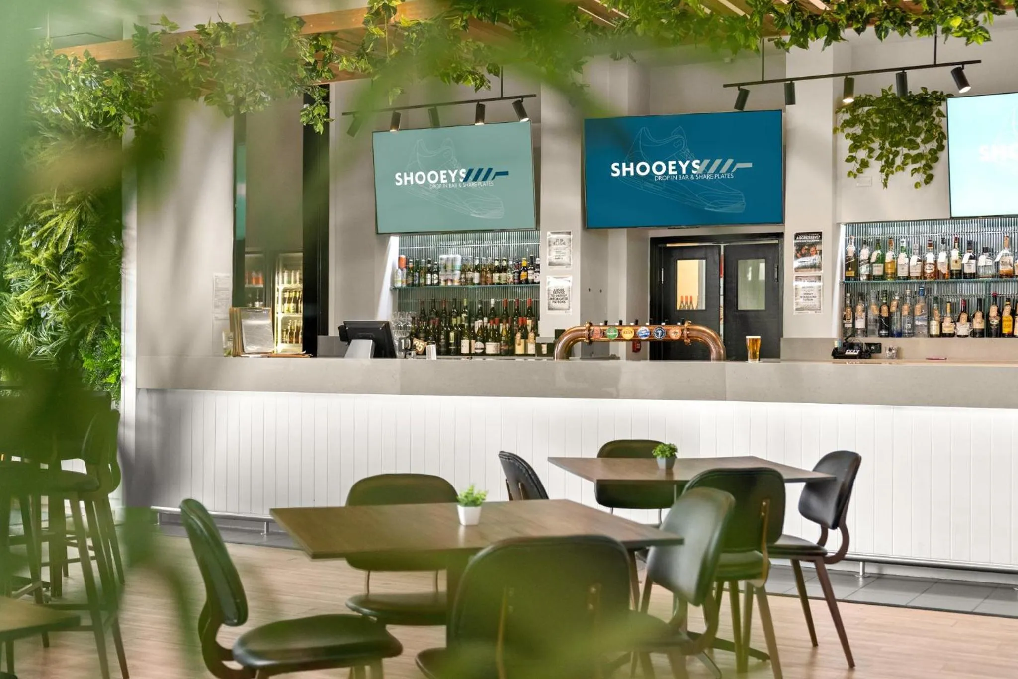 Lounge or bar in Crowne Plaza Surfers Paradise by IHG