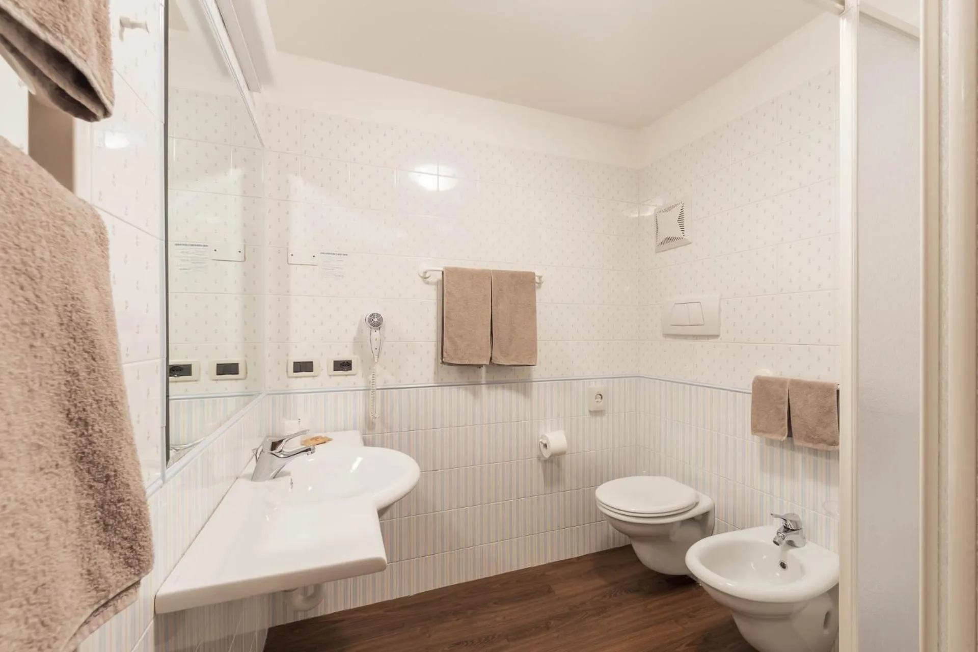 Bathroom in Albergo Conturina