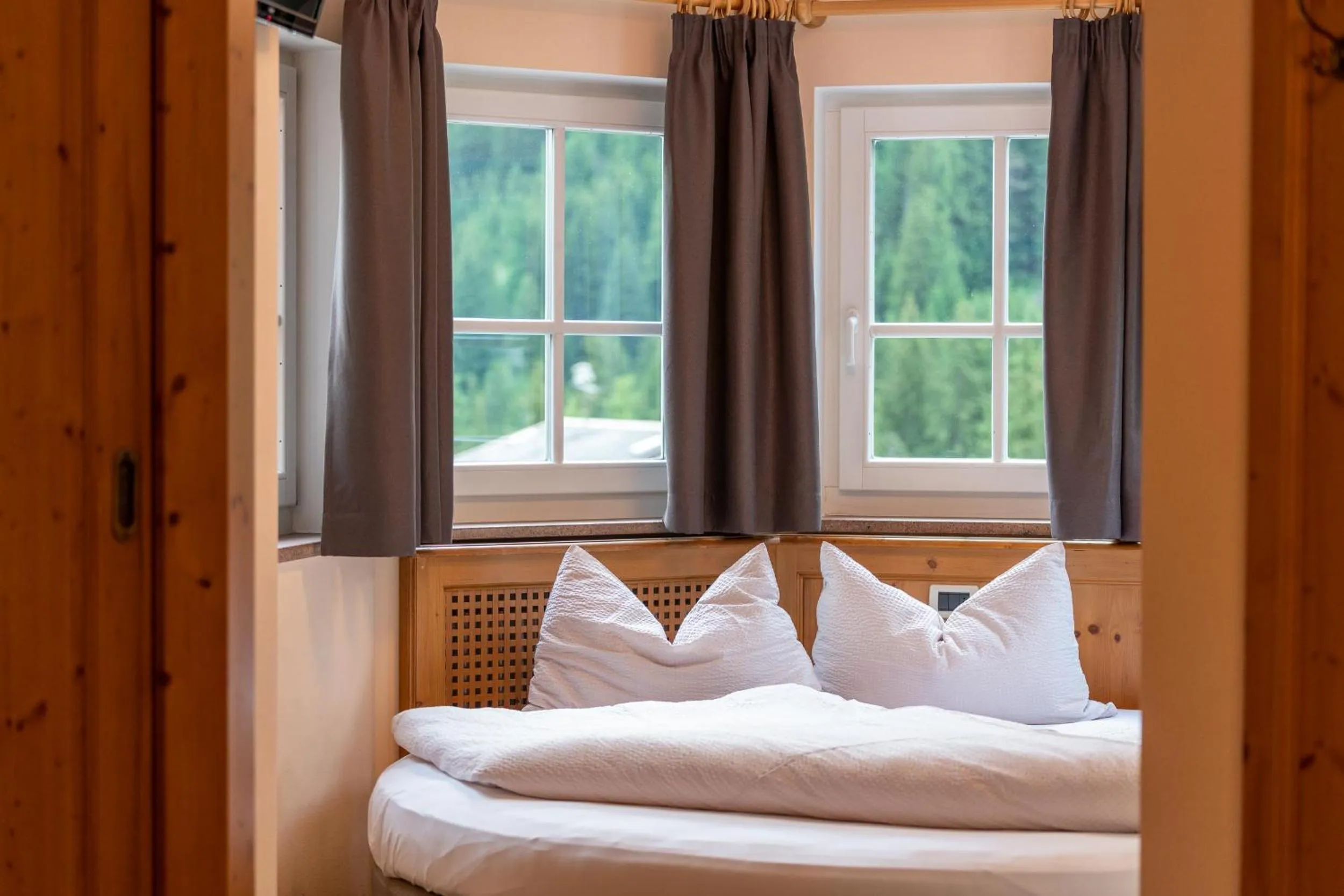 Bed in Albergo Conturina