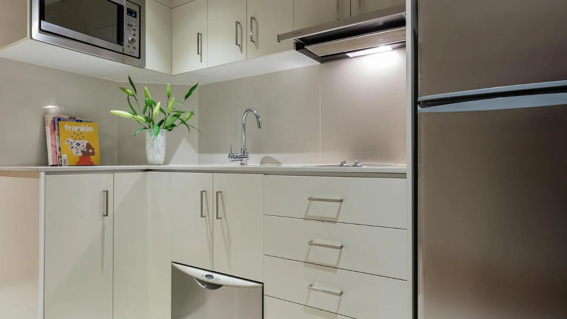 Kitchen or kitchenette in Oaks Gold Coast Hotel