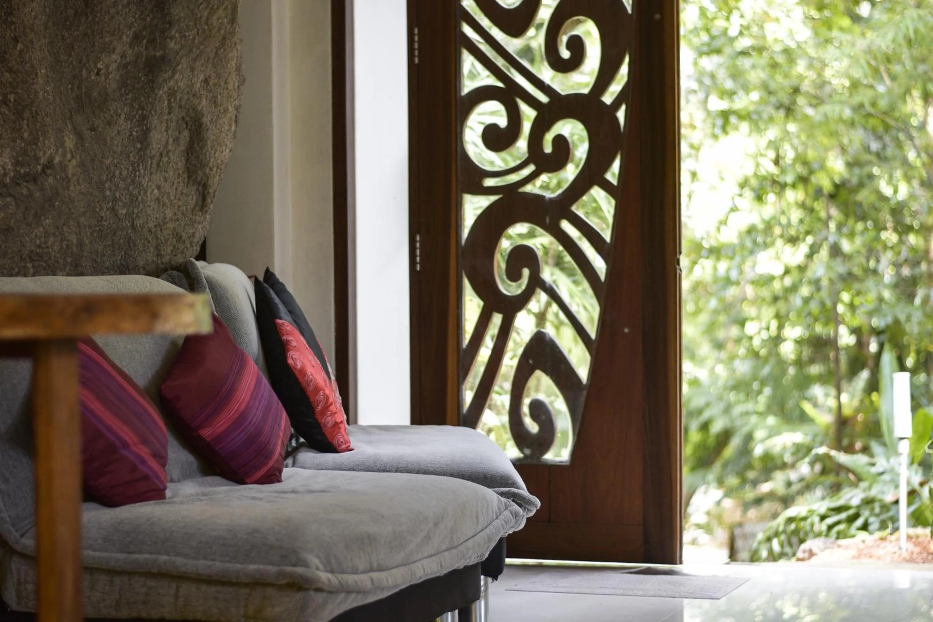 Seating area, Bed in la Cigale