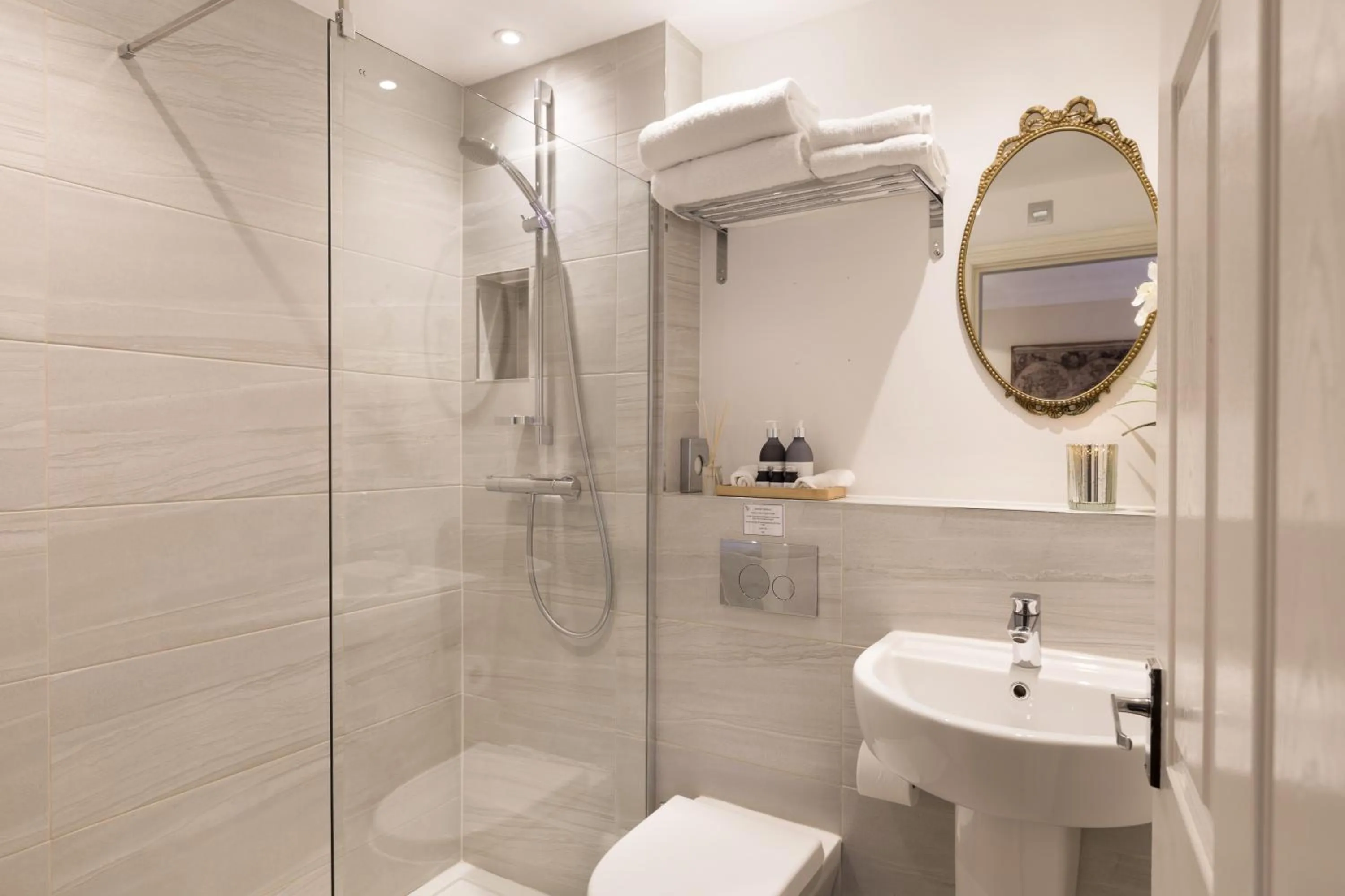 Shower in Warkworth House Hotel