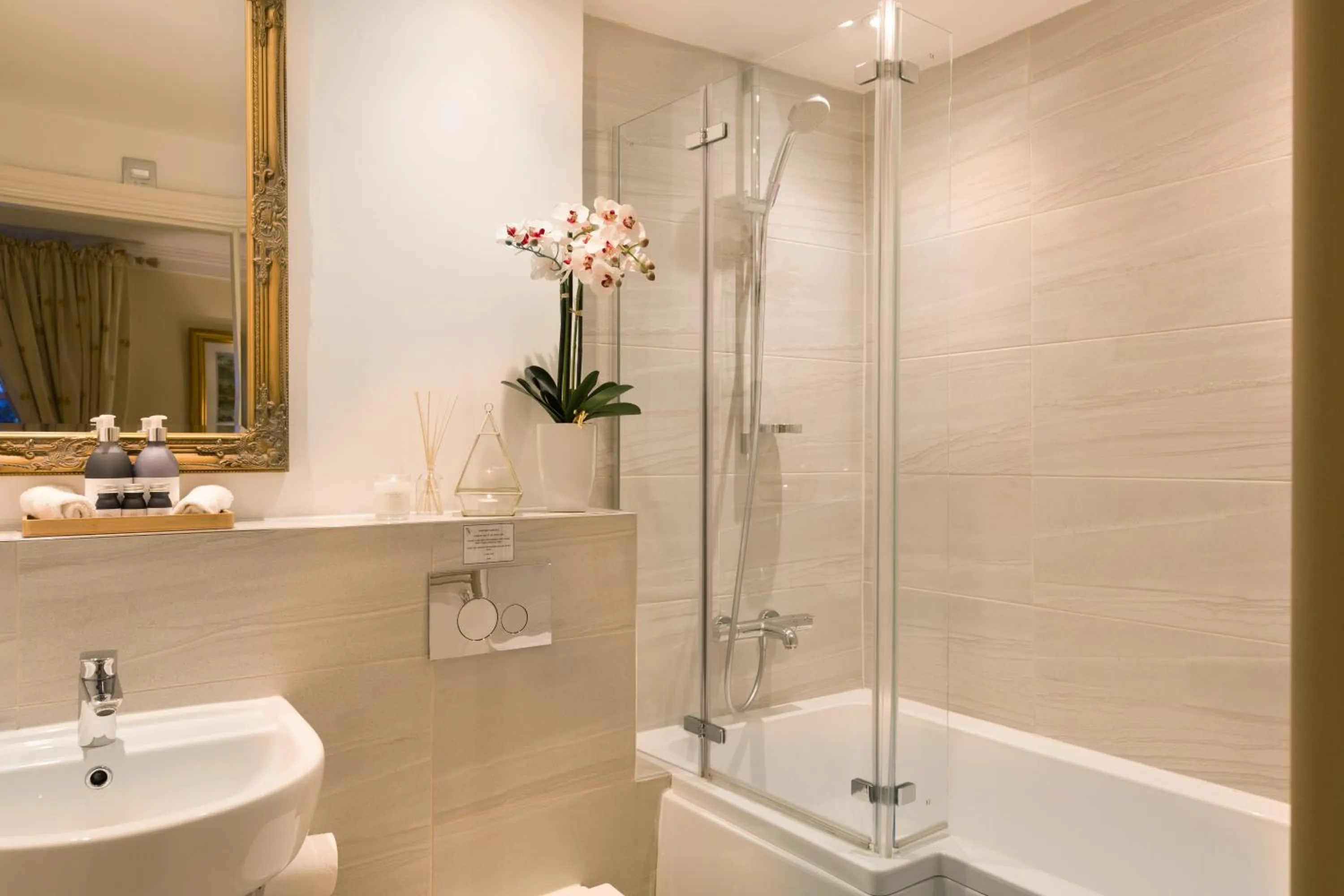 Shower in Warkworth House Hotel