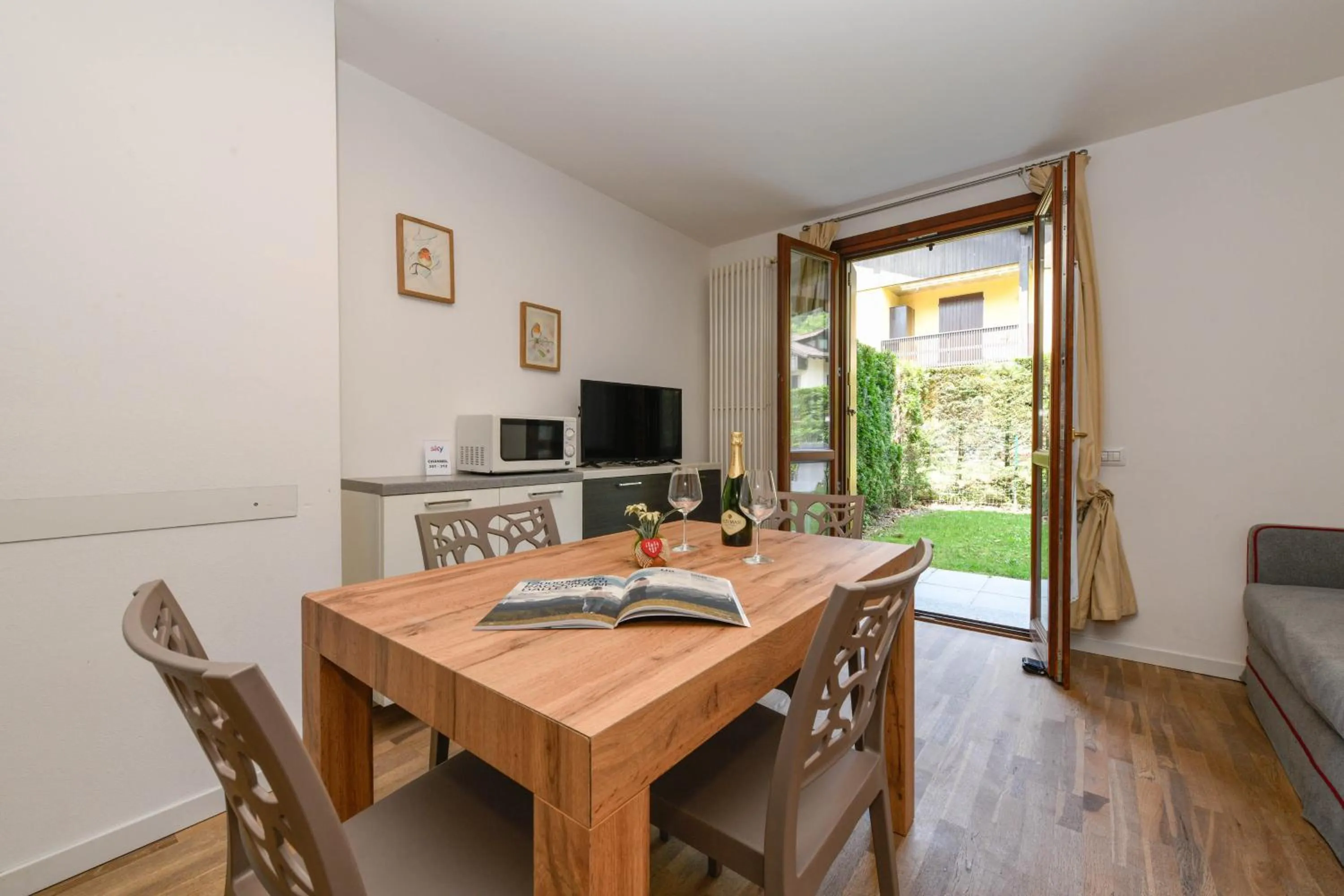 Communal lounge/ TV room in Residence Rta La Rosa delle Dolomiti