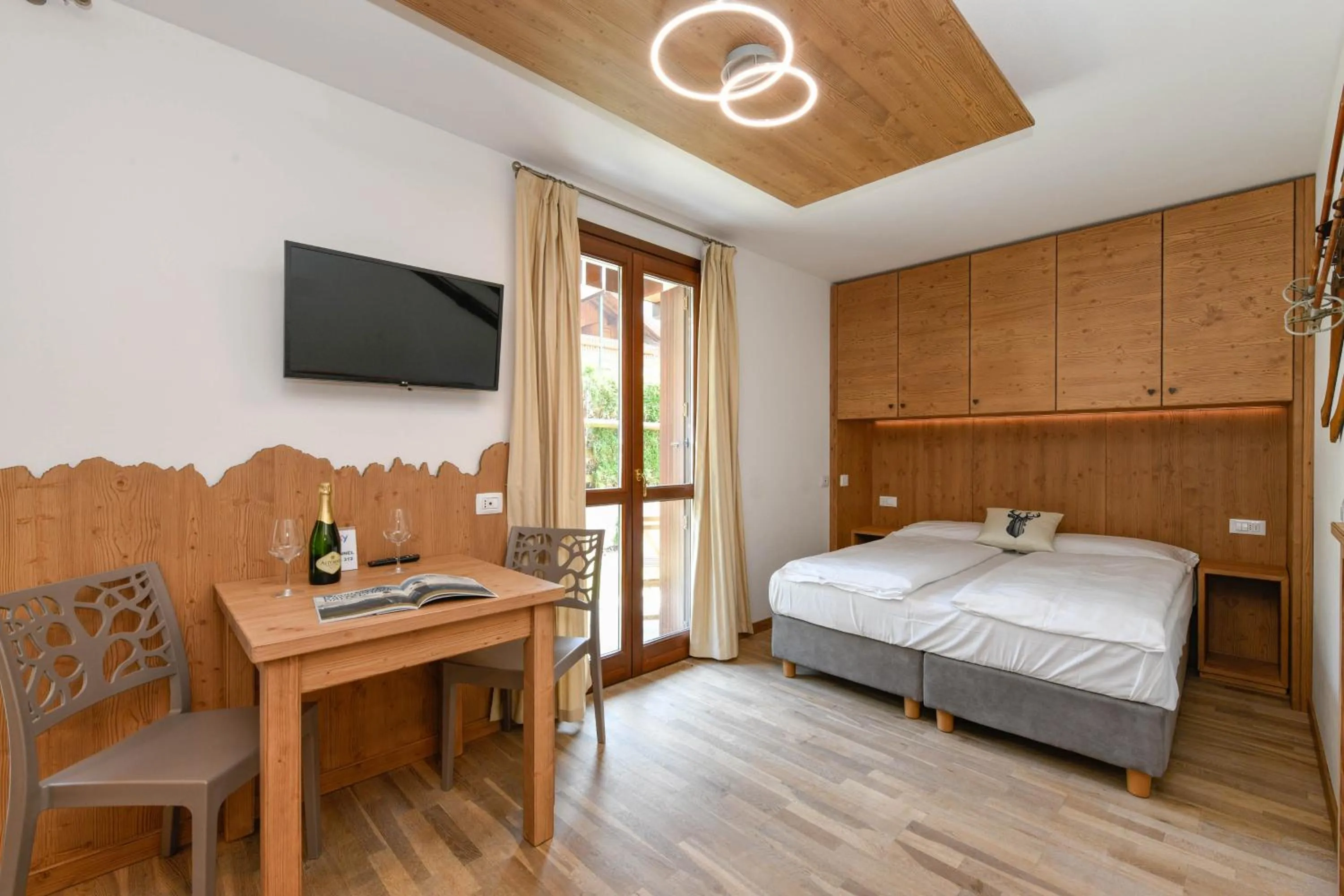 Photo of the whole room, Bed in Residence Rta La Rosa delle Dolomiti