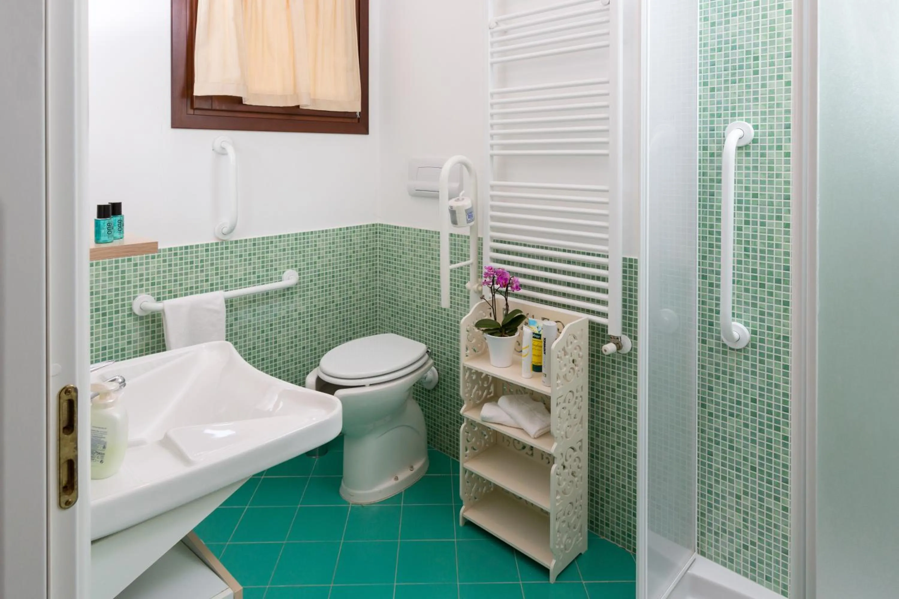 Bathroom in Residence Rta La Rosa delle Dolomiti